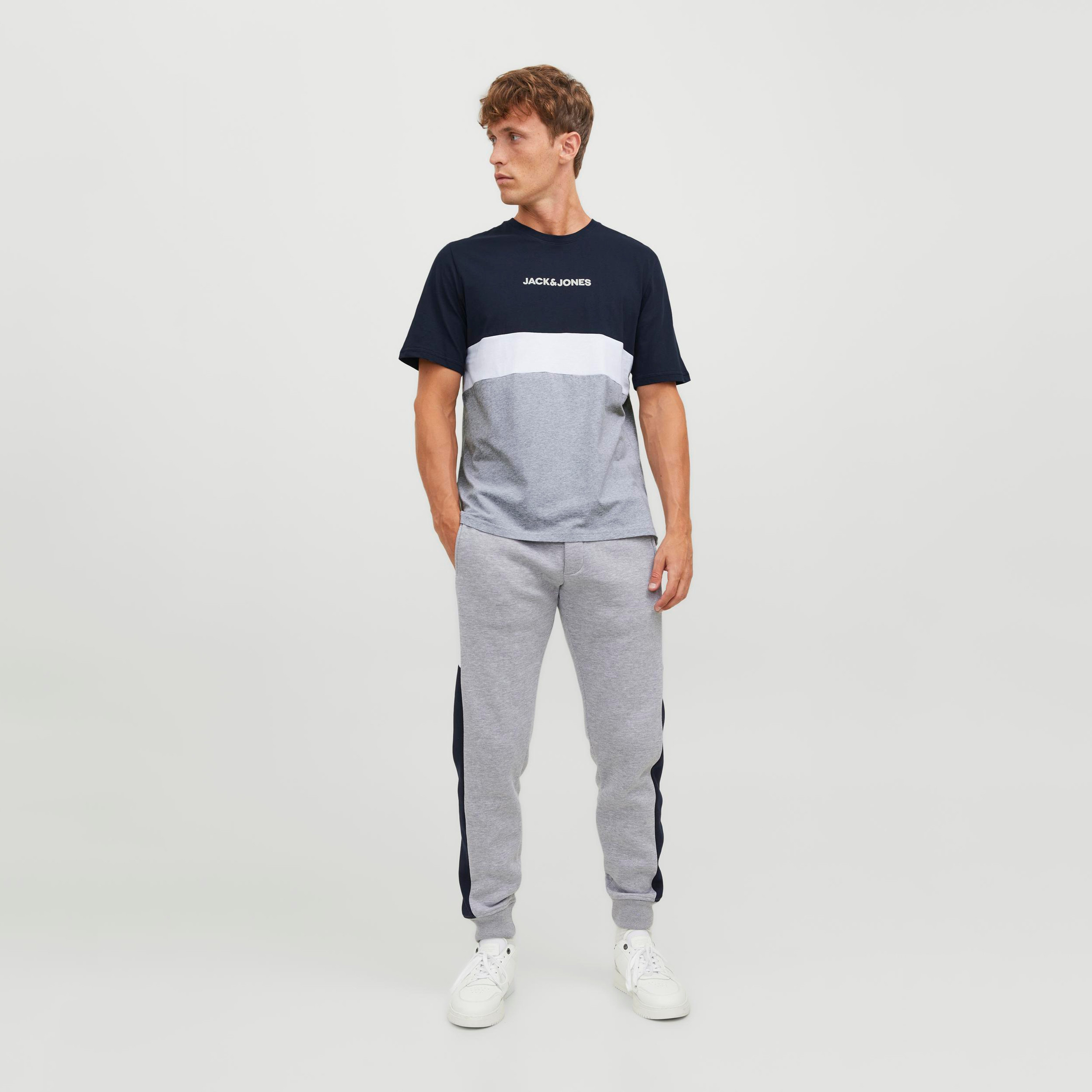 تيشيرت بأكمام قصيرة وياقة دائرية وكلر بلوك من جاك آند جونز-men-clothing-tshirtsandpolos-tshirts-image-2