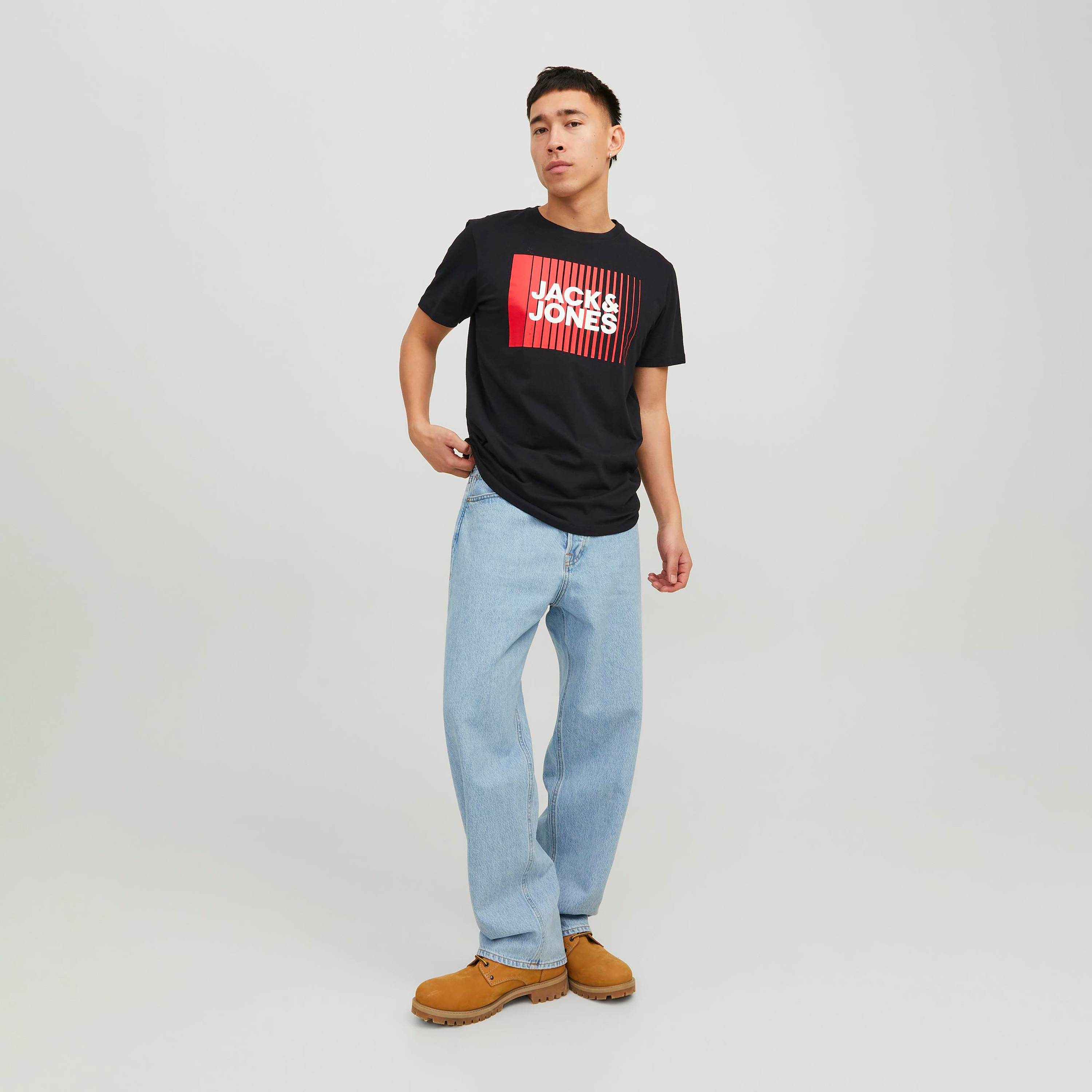 تي شيرت من جاك آند جونز مع شعار بأكمام قصيرة و ياقة مستديرة-men-clothing-tshirtsandpolos-tshirts-image-6