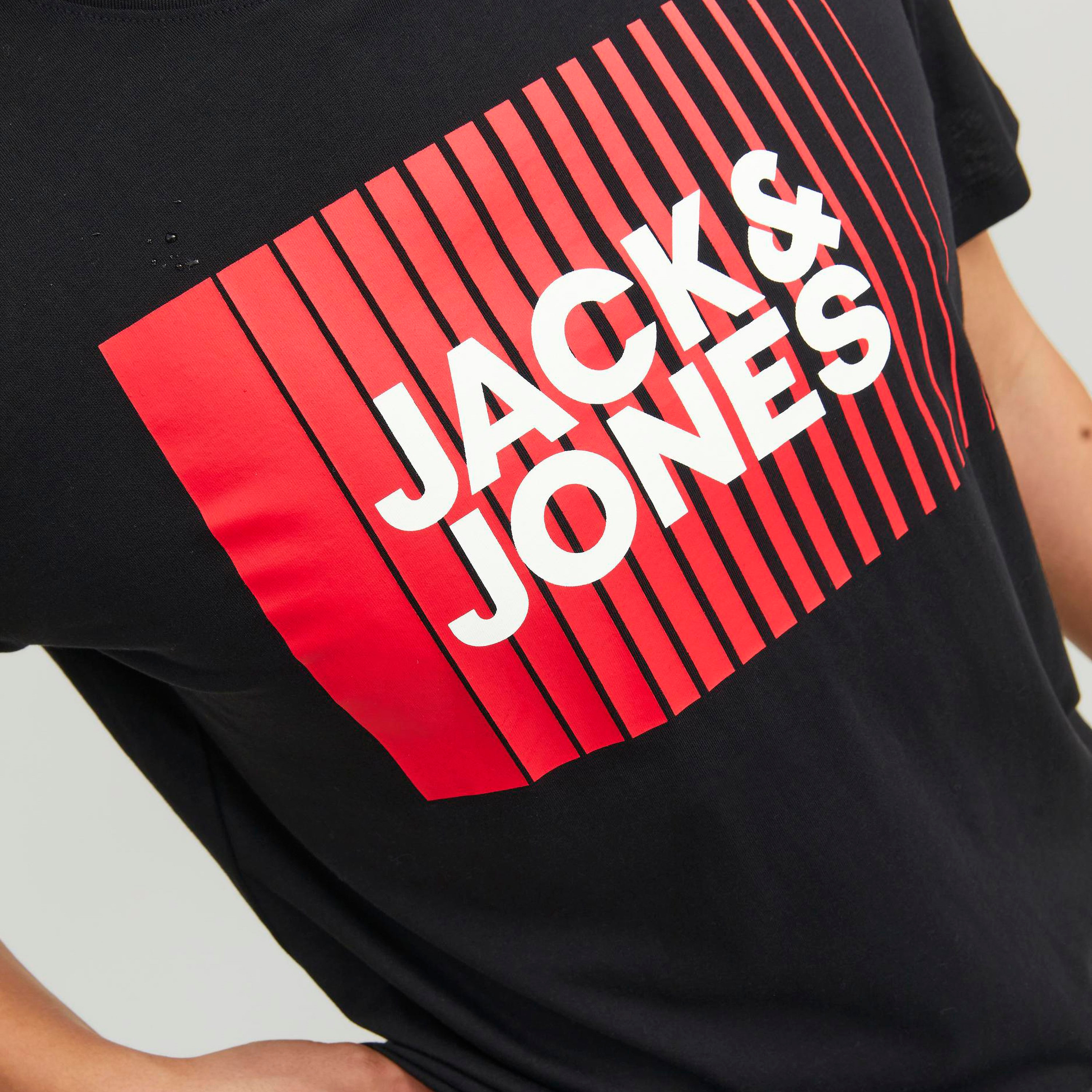 تي شيرت من جاك آند جونز مع شعار بأكمام قصيرة و ياقة مستديرة-men-clothing-tshirtsandpolos-tshirts-image-7