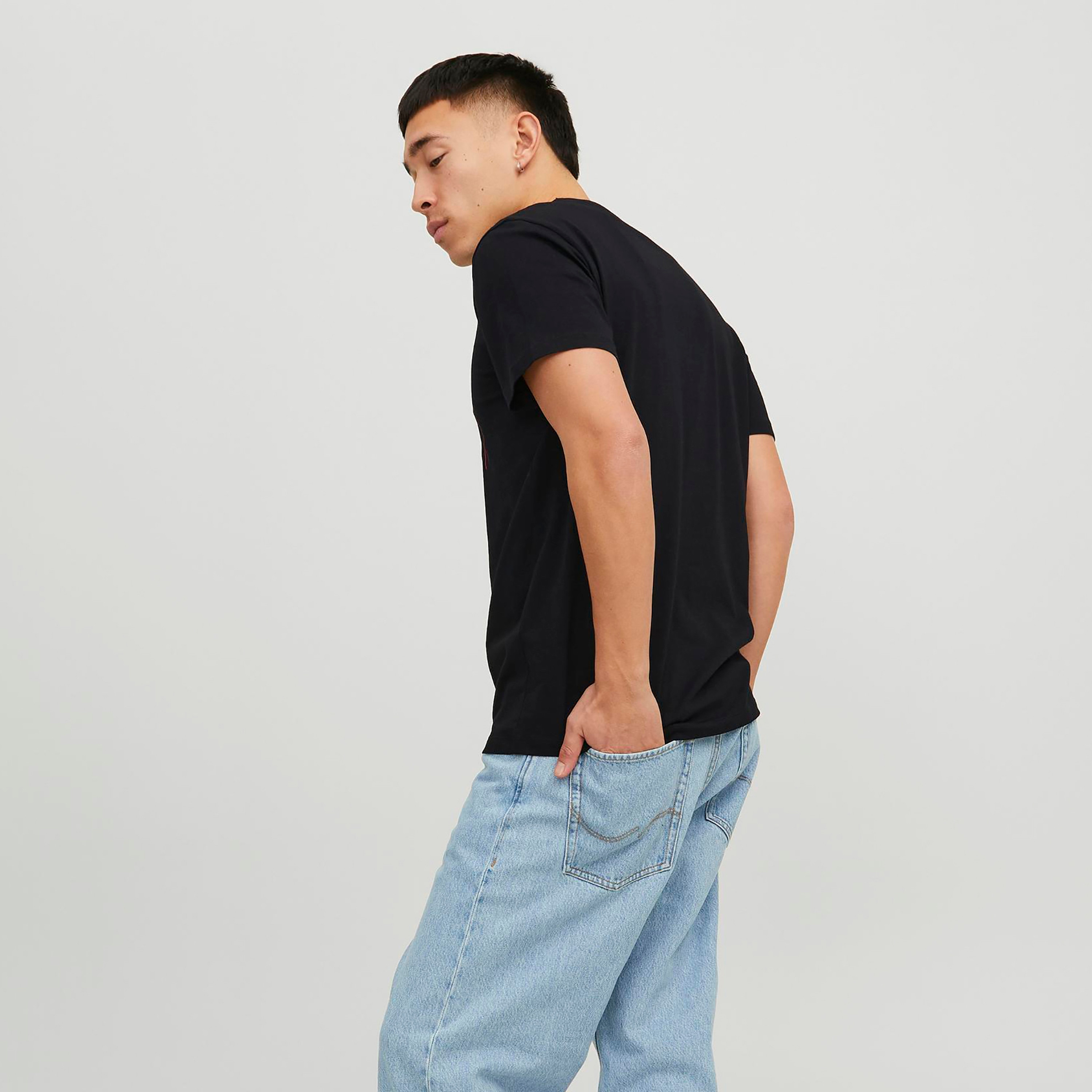 تي شيرت من جاك آند جونز مع شعار بأكمام قصيرة و ياقة مستديرة-men-clothing-tshirtsandpolos-tshirts-image-8