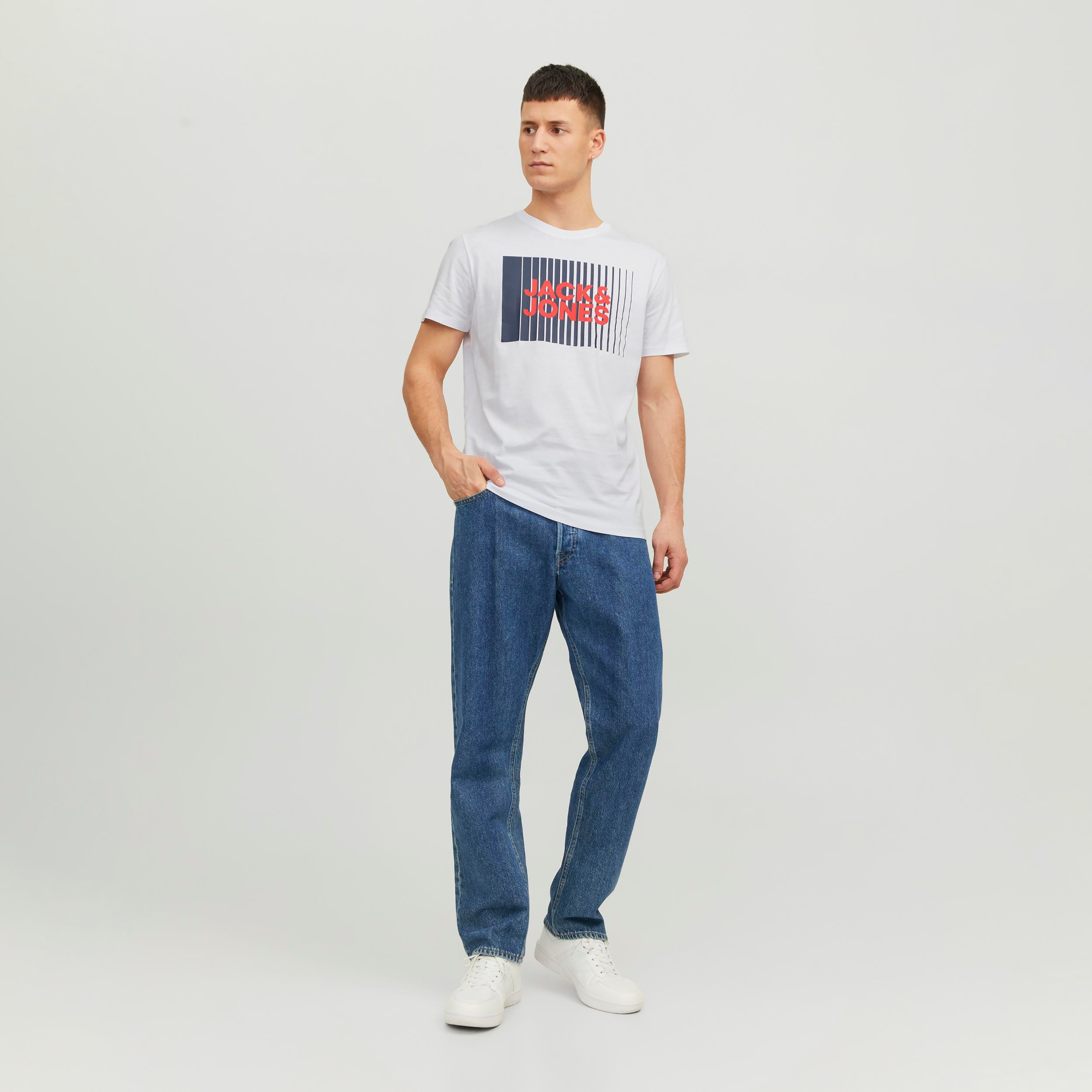 تي شيرت من جاك آند جونز مع شعار بأكمام قصيرة و ياقة مستديرة-men-clothing-tshirtsandpolos-tshirts-image-34