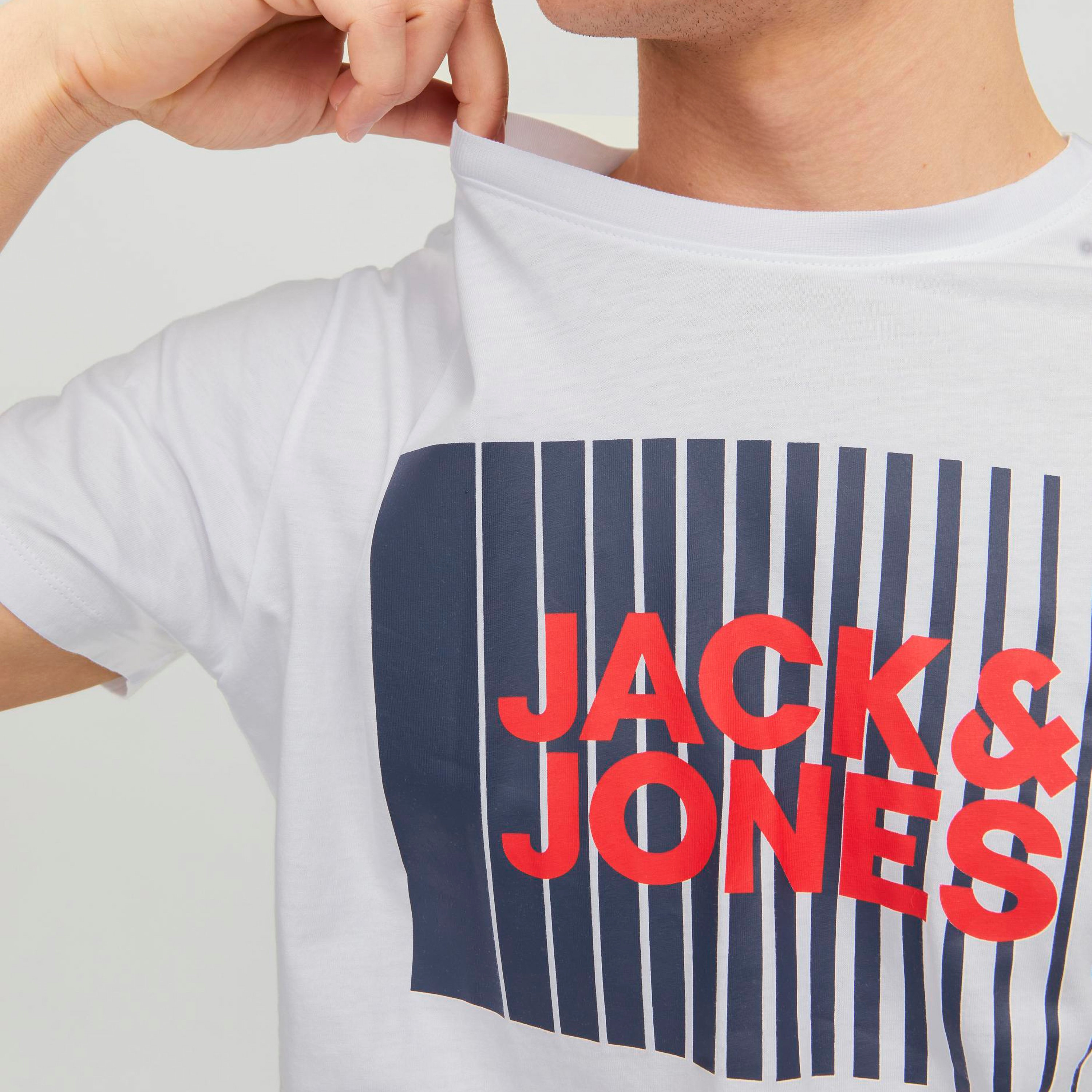 تي شيرت من جاك آند جونز مع شعار بأكمام قصيرة و ياقة مستديرة-men-clothing-tshirtsandpolos-tshirts-image-35
