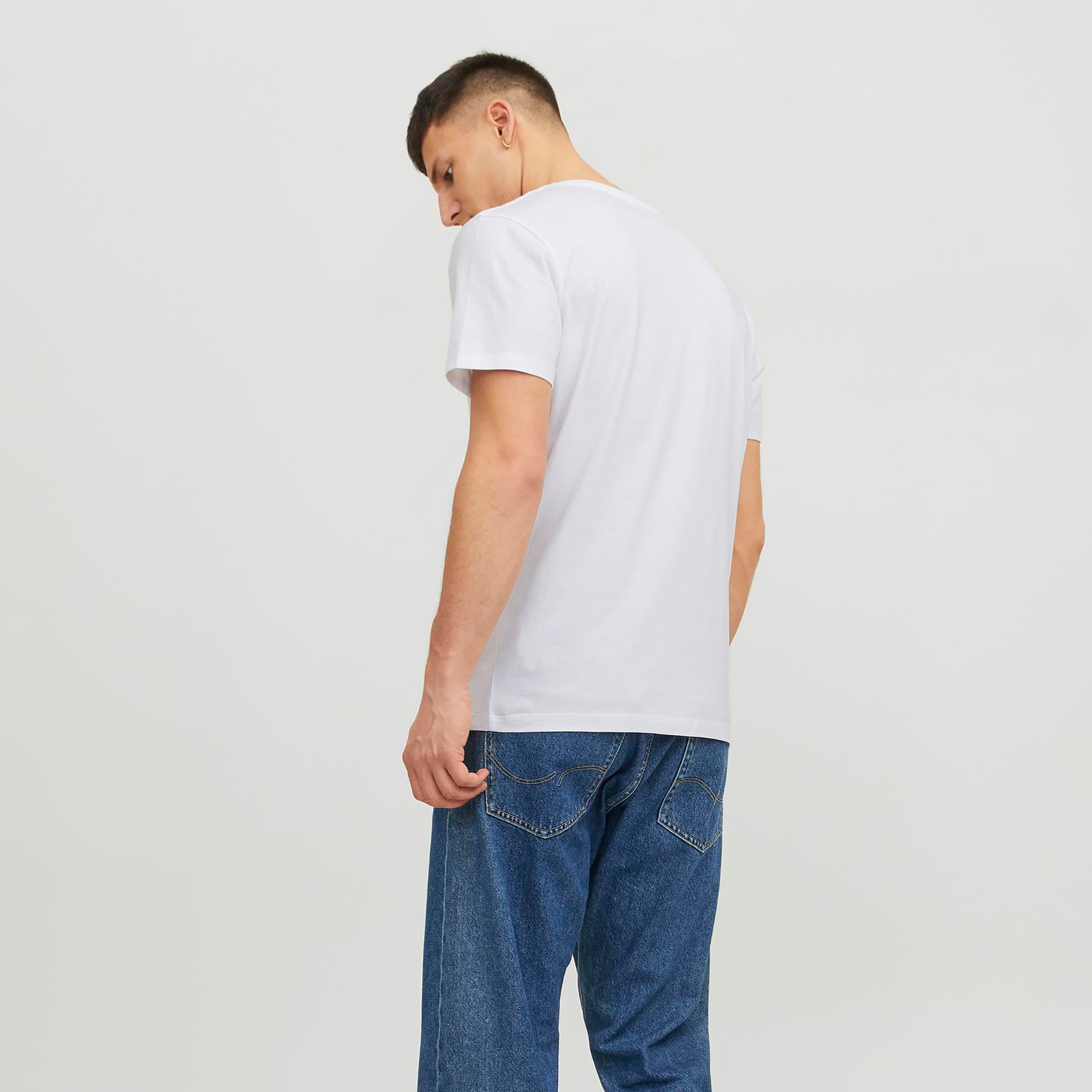 تي شيرت من جاك آند جونز مع شعار بأكمام قصيرة و ياقة مستديرة-men-clothing-tshirtsandpolos-tshirts-image-36