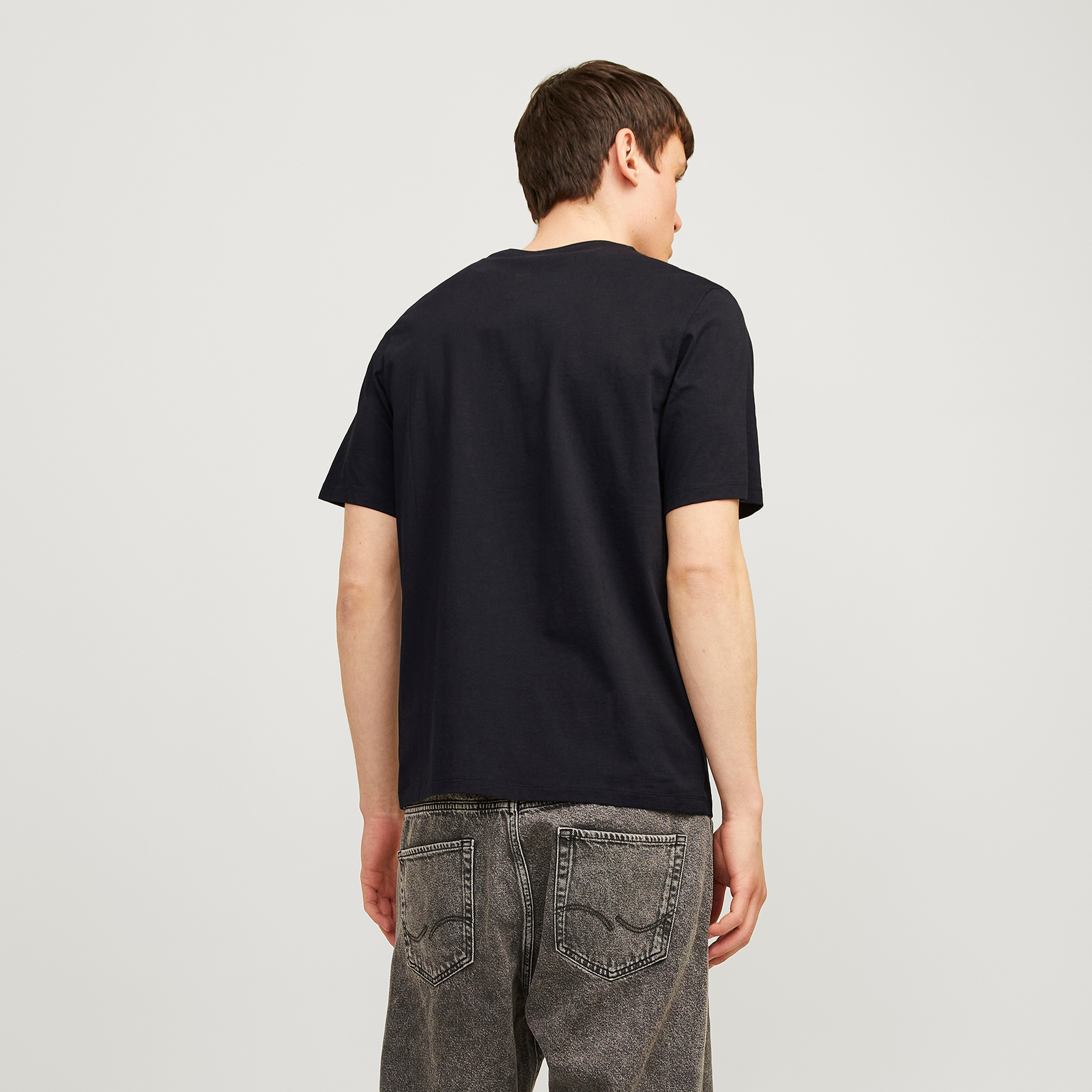 تي شيرت من جاك آند جونز مع شعار بأكمام قصيرة و ياقة مستديرة-men-clothing-tshirtsandpolos-tshirts-image-8