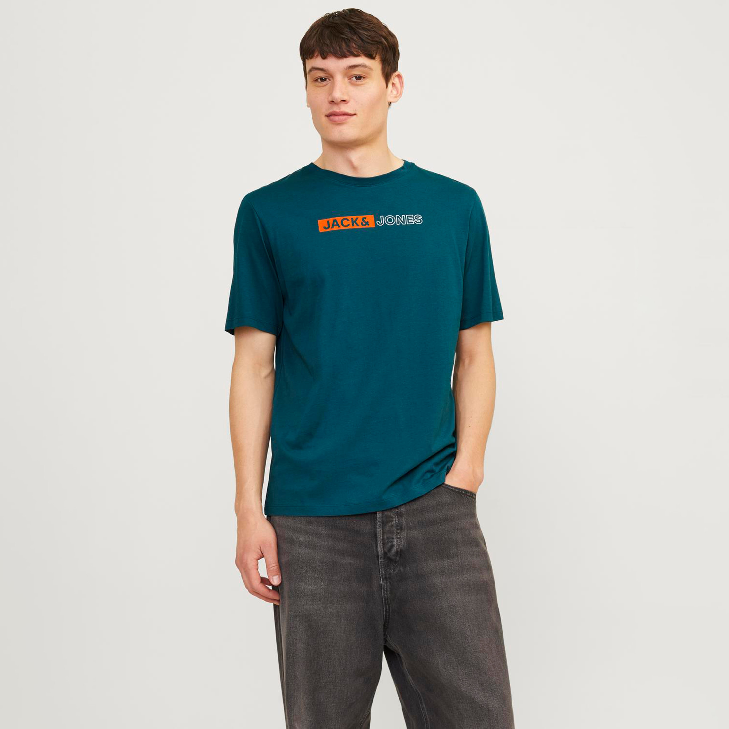 تي شيرت من جاك آند جونز مع شعار بأكمام قصيرة و ياقة مستديرة-men-clothing-tshirtsandpolos-tshirts-image-17