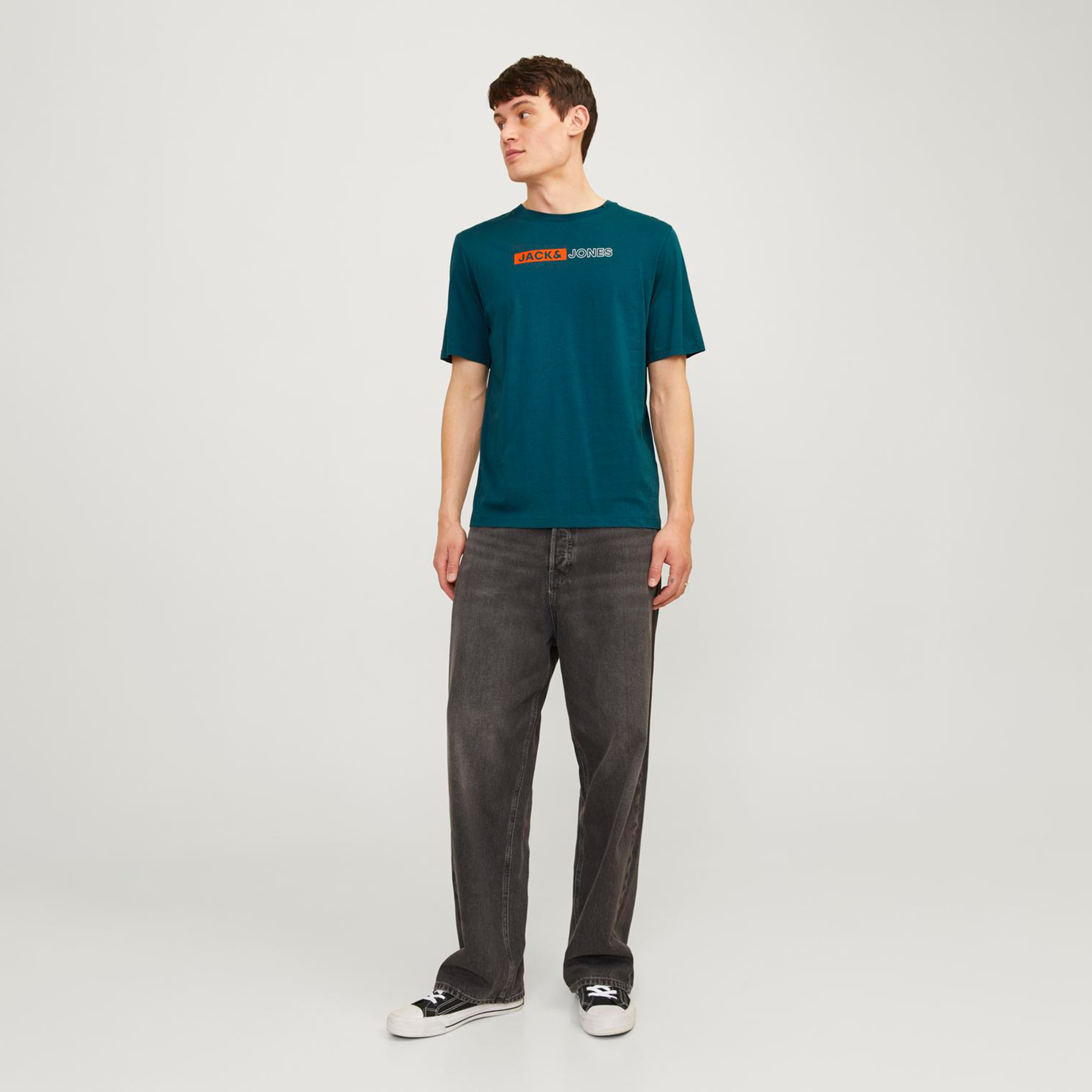 تي شيرت من جاك آند جونز مع شعار بأكمام قصيرة و ياقة مستديرة-men-clothing-tshirtsandpolos-tshirts-image-18