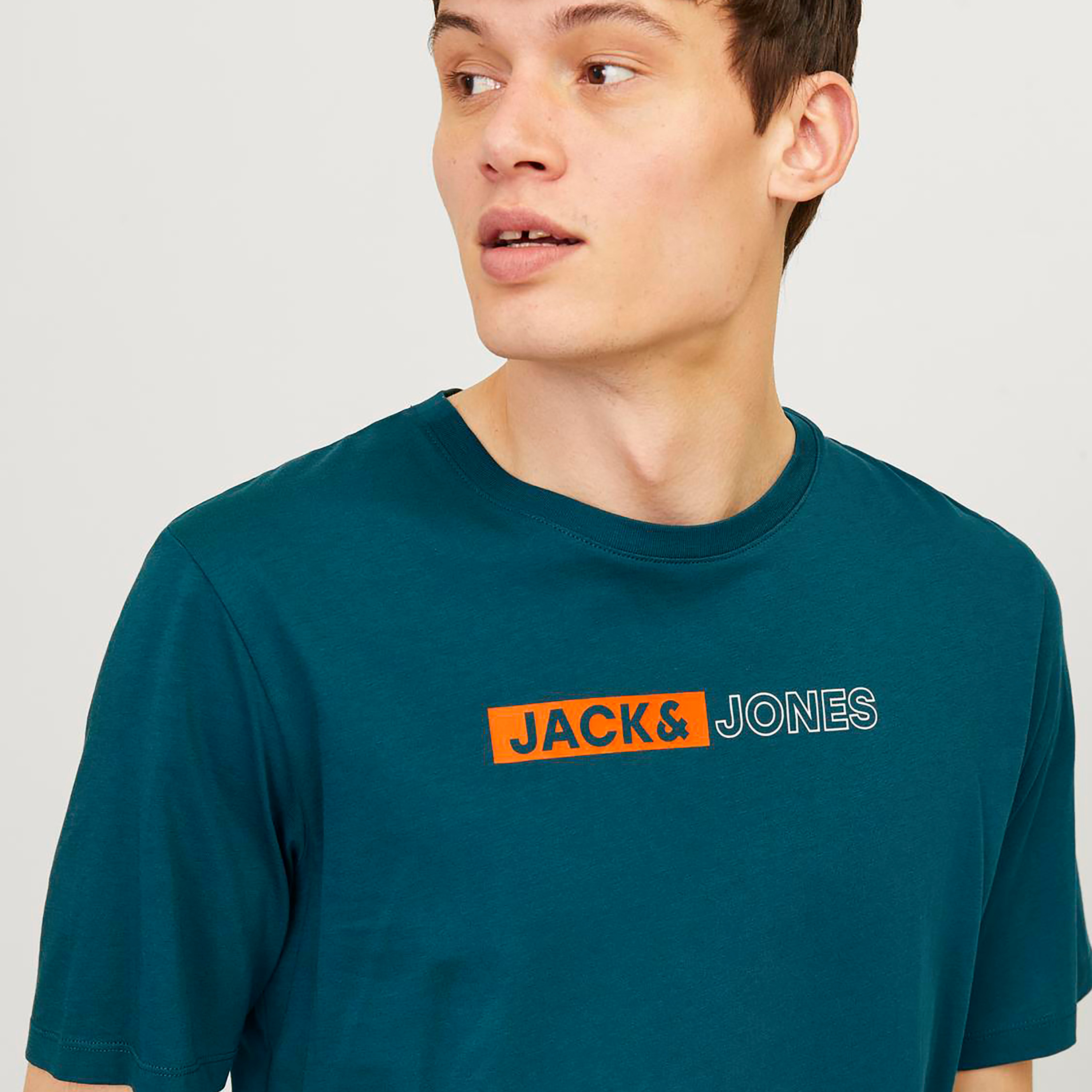 تي شيرت من جاك آند جونز مع شعار بأكمام قصيرة و ياقة مستديرة-men-clothing-tshirtsandpolos-tshirts-image-19
