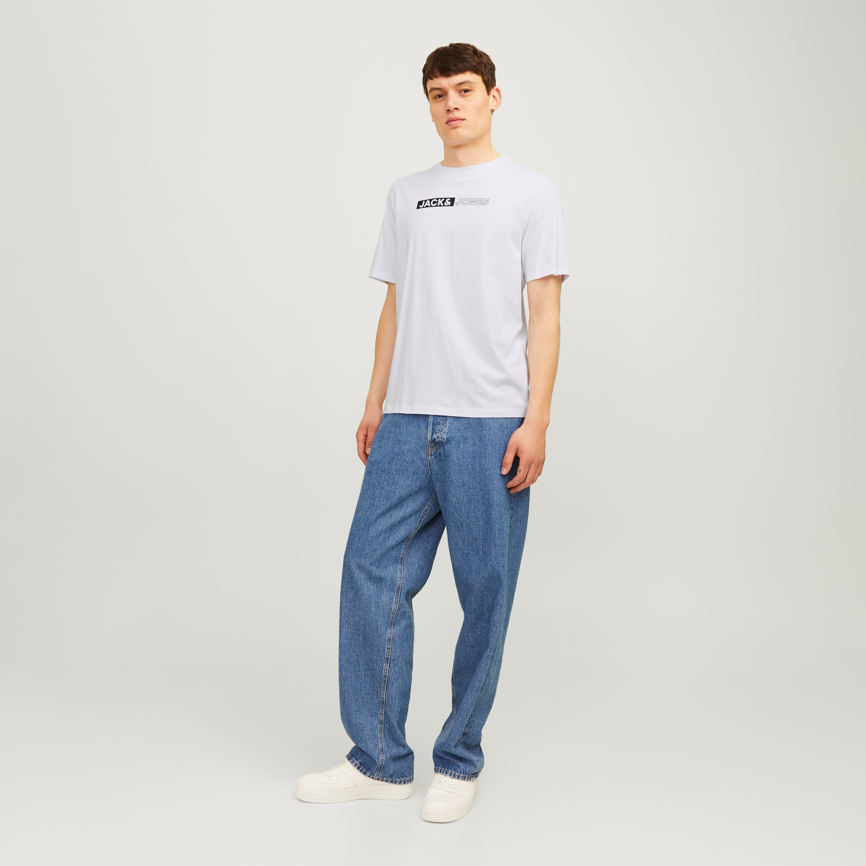 تي شيرت من جاك آند جونز مع شعار بأكمام قصيرة و ياقة مستديرة-men-clothing-tshirtsandpolos-tshirts-image-30