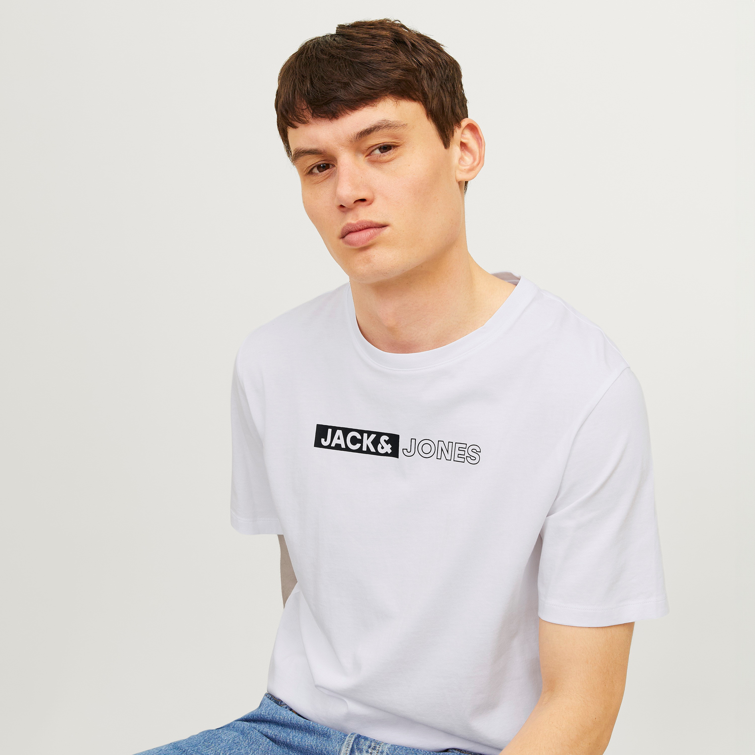 تي شيرت من جاك آند جونز مع شعار بأكمام قصيرة و ياقة مستديرة-men-clothing-tshirtsandpolos-tshirts-image-31