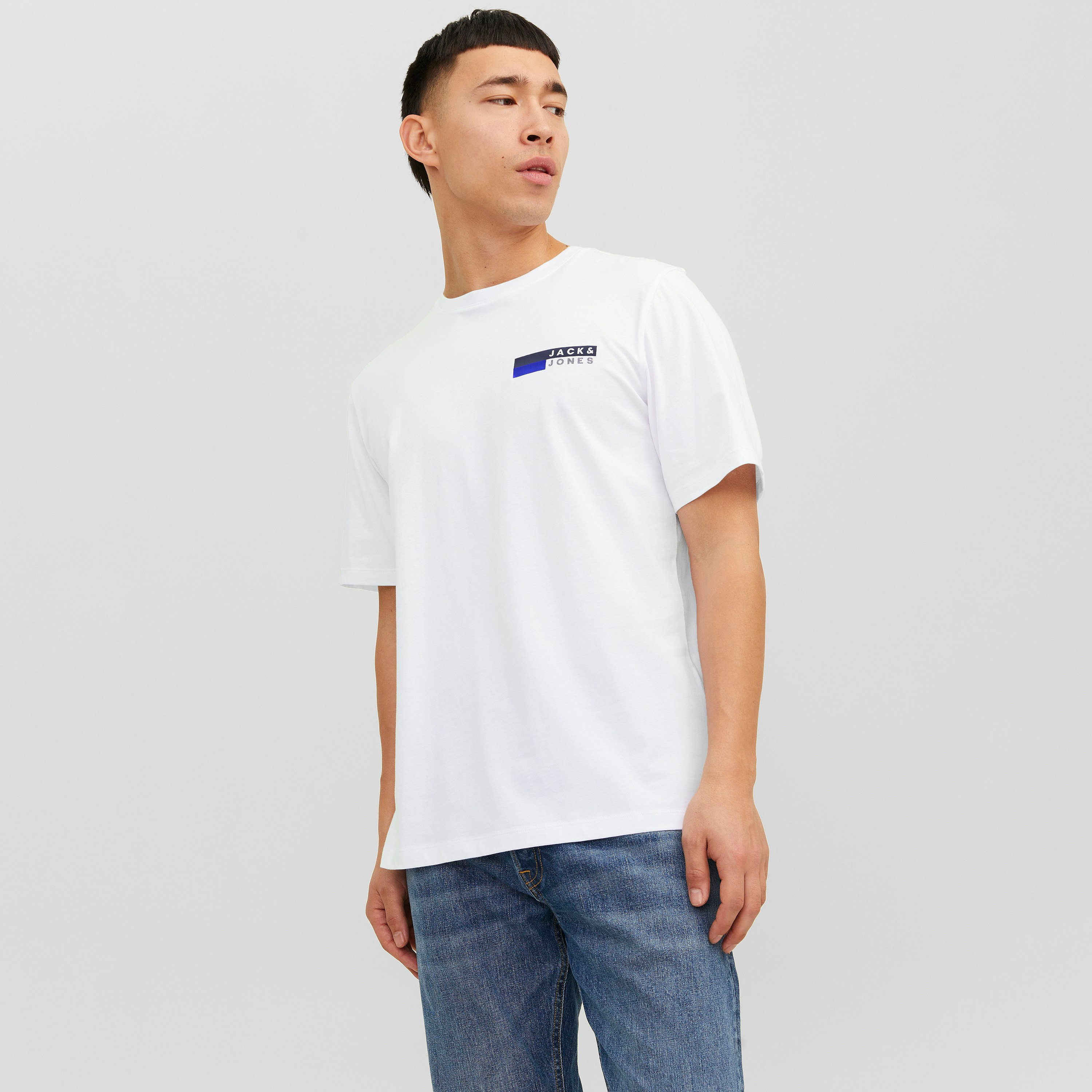 تي شيرت من جاك آند جونز مع شعار بأكمام قصيرة و ياقة مستديرة-men-clothing-tshirtsandpolos-tshirts-image-1