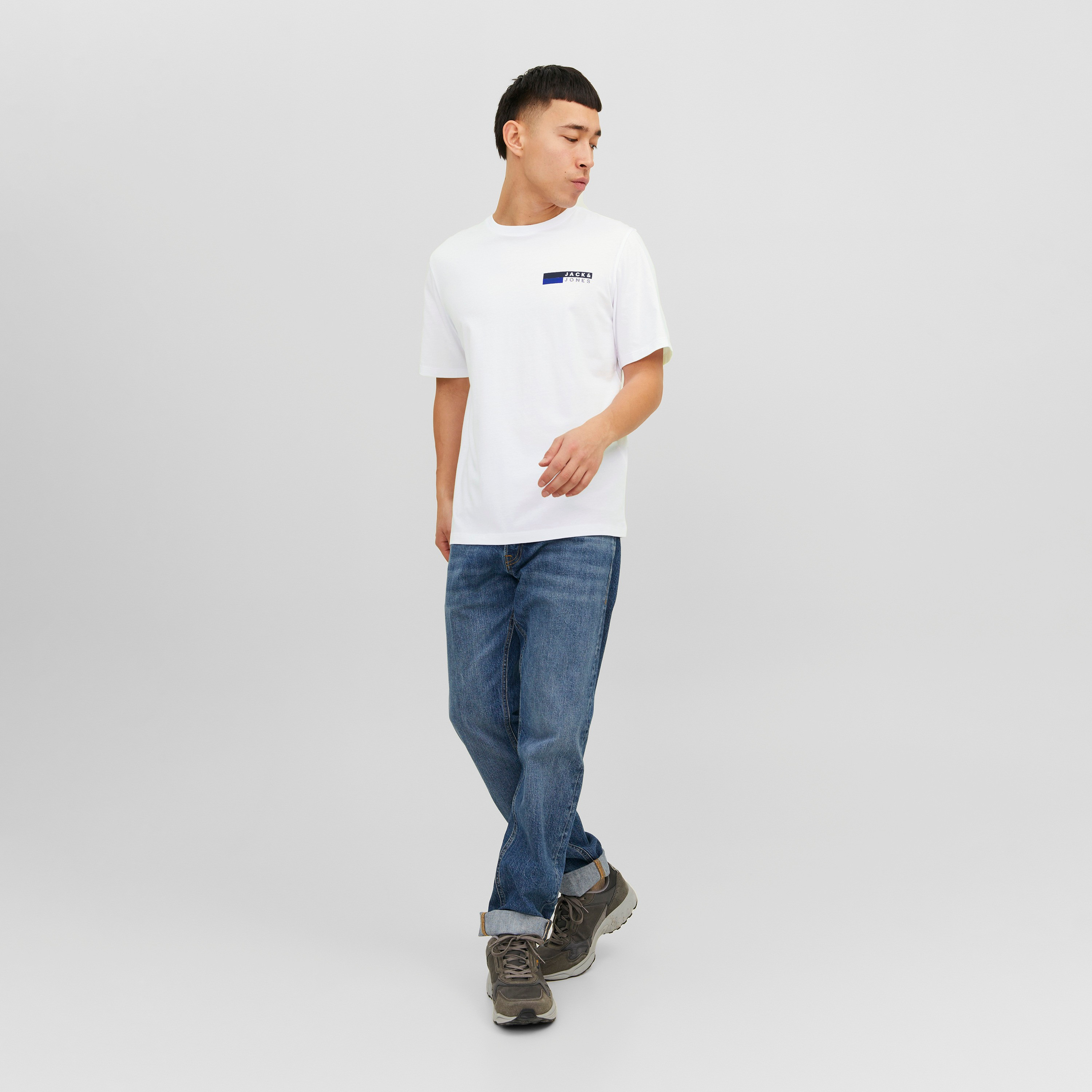 تي شيرت من جاك آند جونز مع شعار بأكمام قصيرة و ياقة مستديرة-men-clothing-tshirtsandpolos-tshirts-image-2