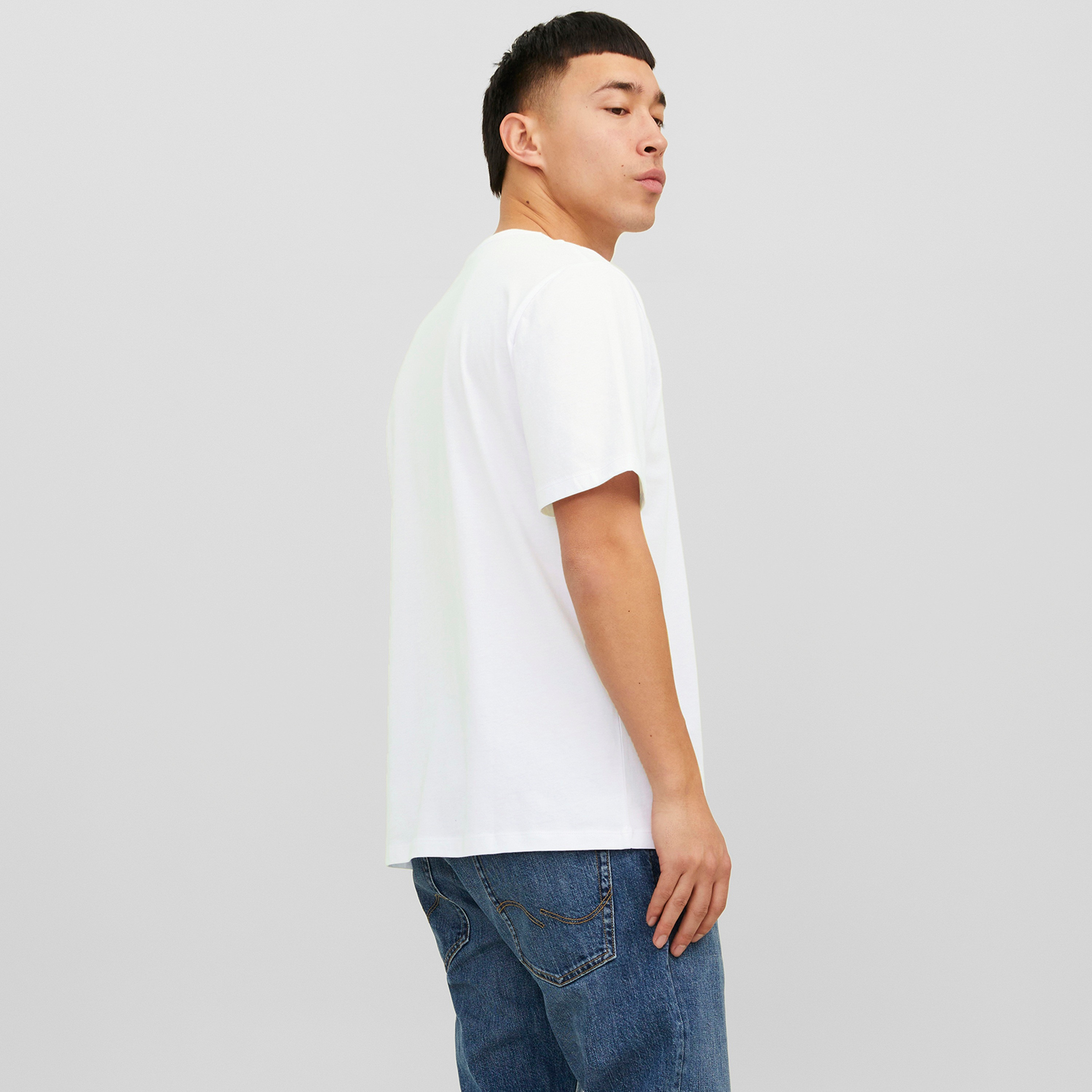 تي شيرت من جاك آند جونز مع شعار بأكمام قصيرة و ياقة مستديرة-men-clothing-tshirtsandpolos-tshirts-image-4