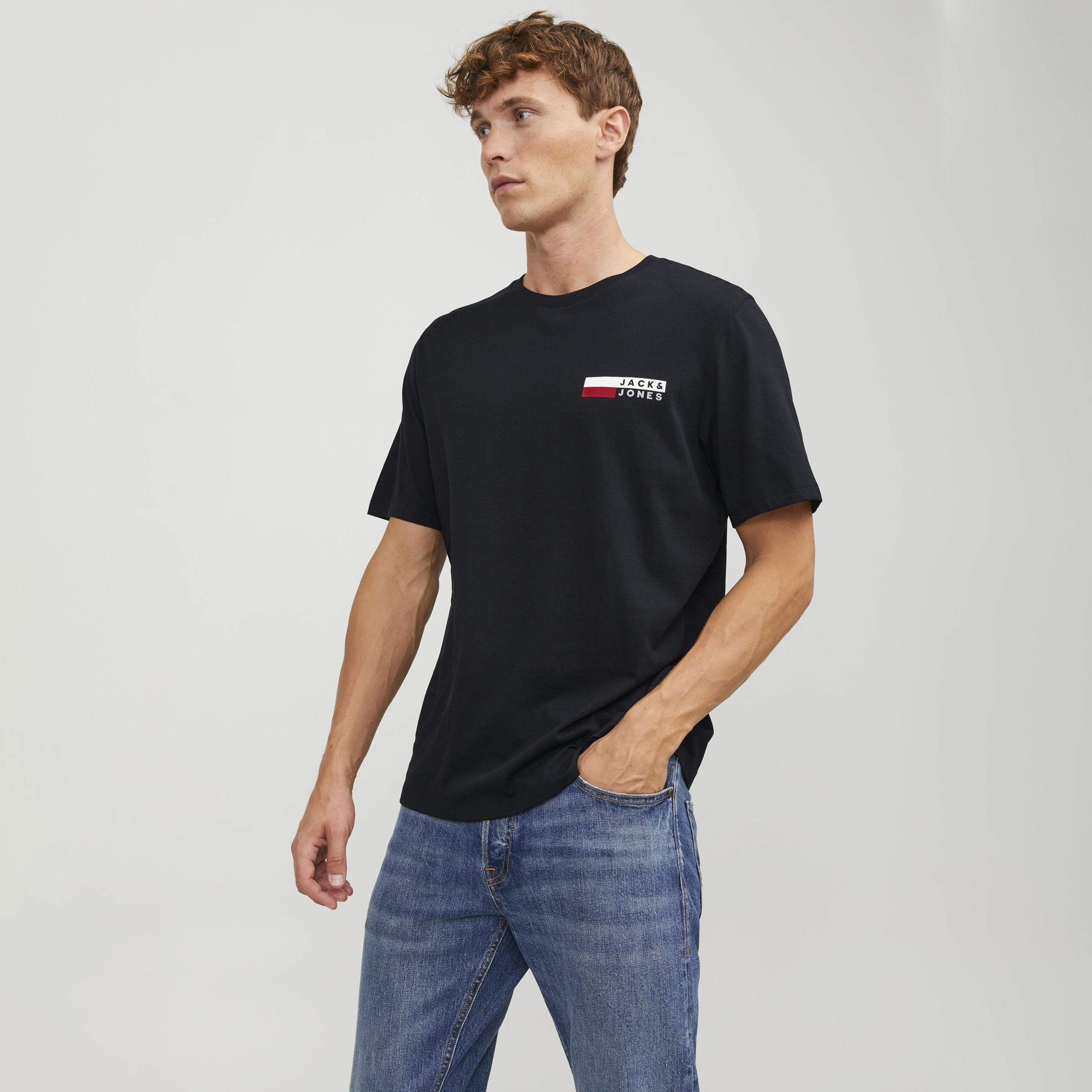 تي شيرت من جاك آند جونز مع شعار بأكمام قصيرة و ياقة مستديرة-men-clothing-tshirtsandpolos-tshirts-image-1