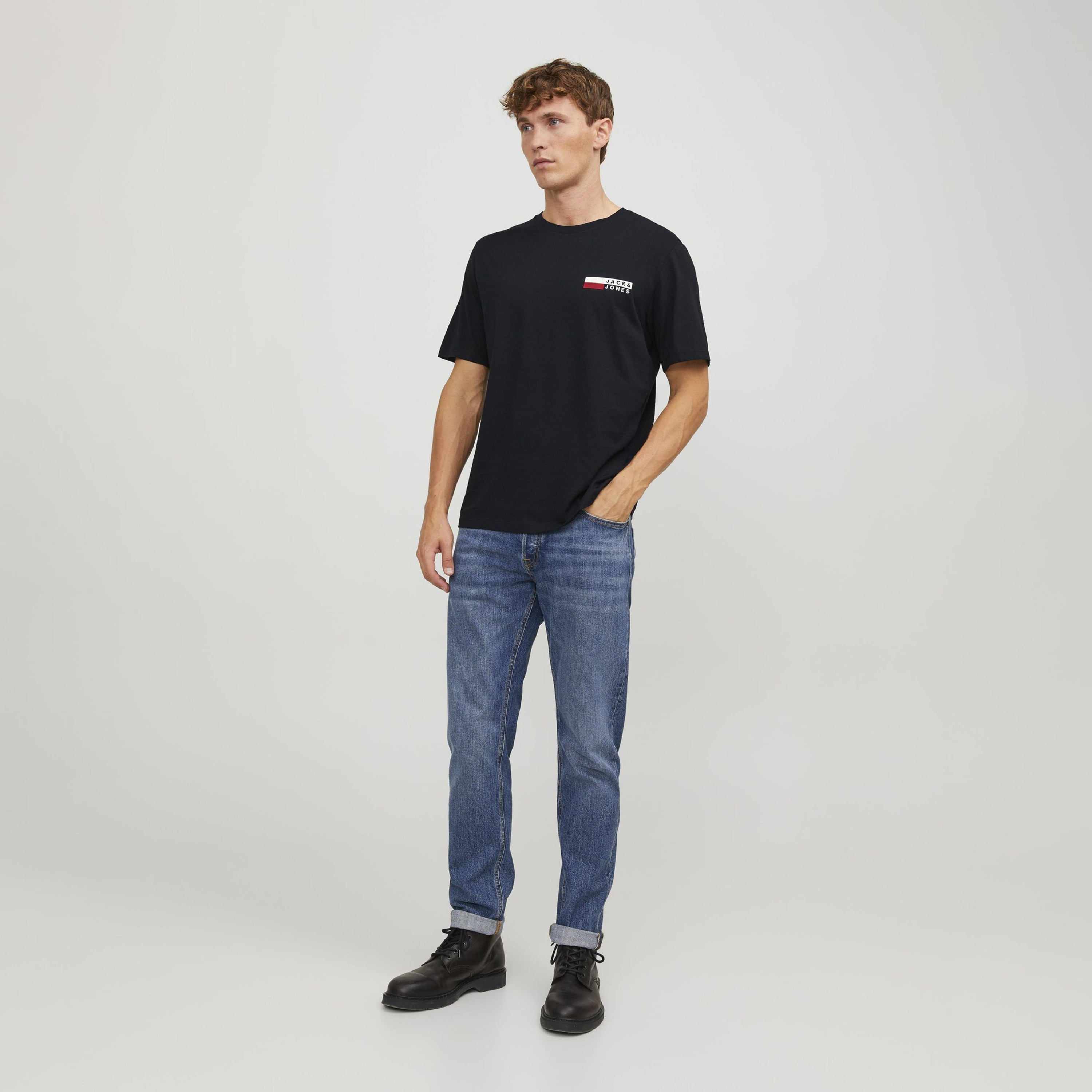 تي شيرت من جاك آند جونز مع شعار بأكمام قصيرة و ياقة مستديرة-men-clothing-tshirtsandpolos-tshirts-image-2