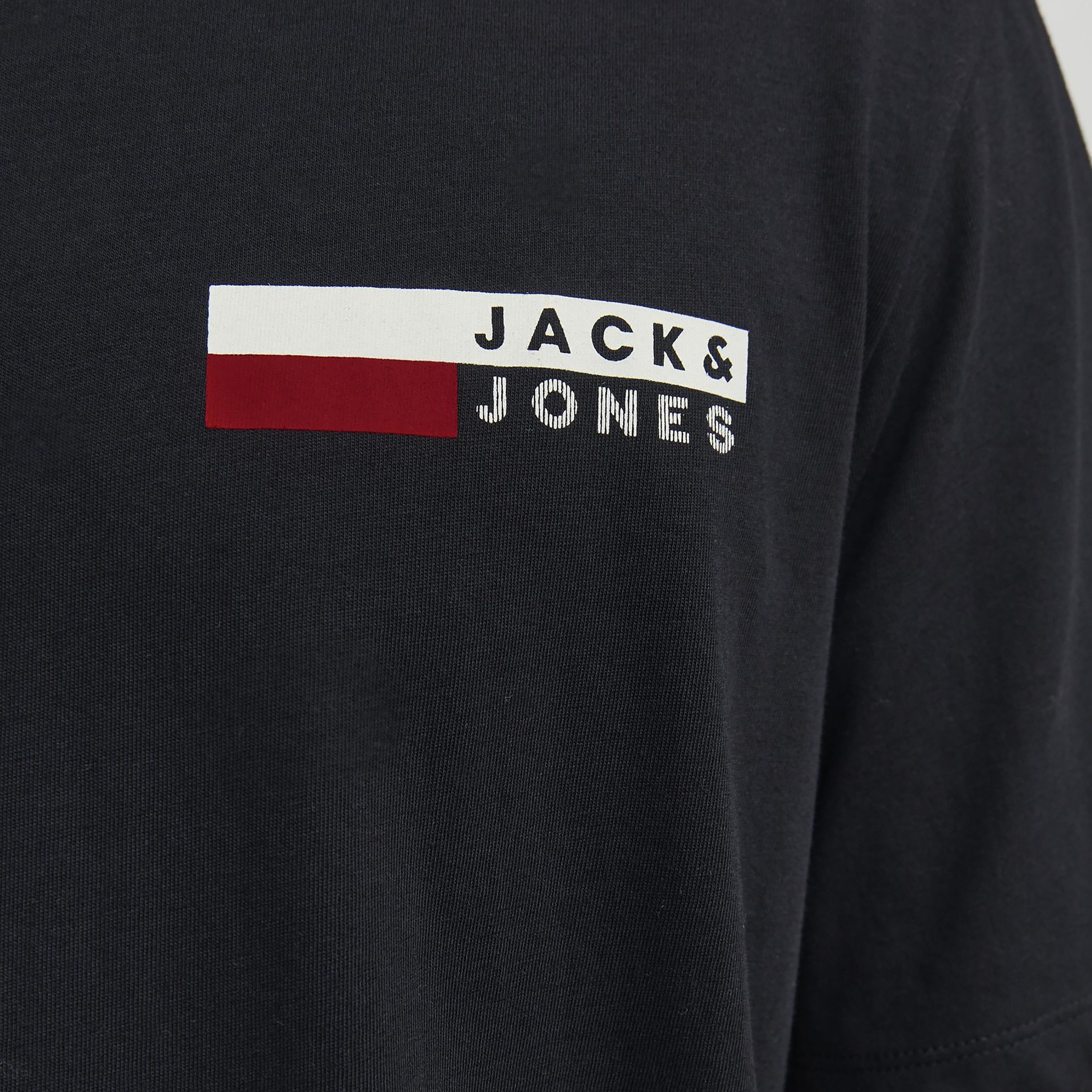 تي شيرت من جاك آند جونز مع شعار بأكمام قصيرة و ياقة مستديرة-men-clothing-tshirtsandpolos-tshirts-image-3