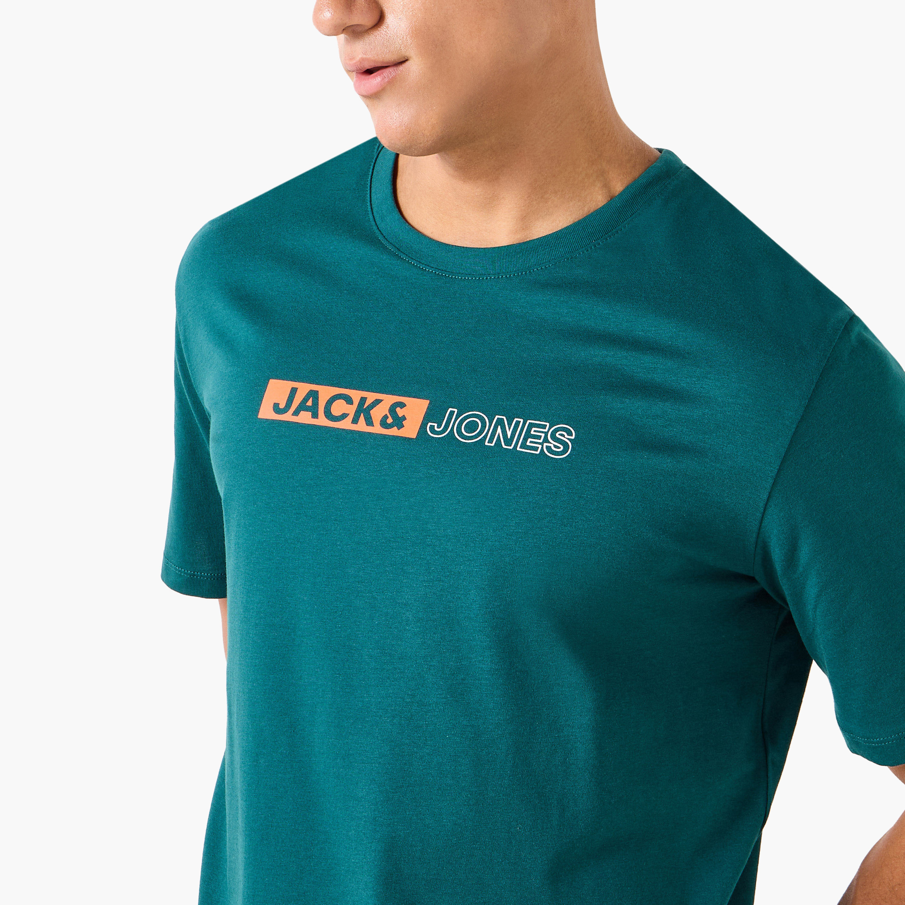 تي شيرت من جاك آند جونز مع شعار بأكمام قصيرة و ياقة مستديرة-men-clothing-tshirtsandpolos-tshirts-image-24