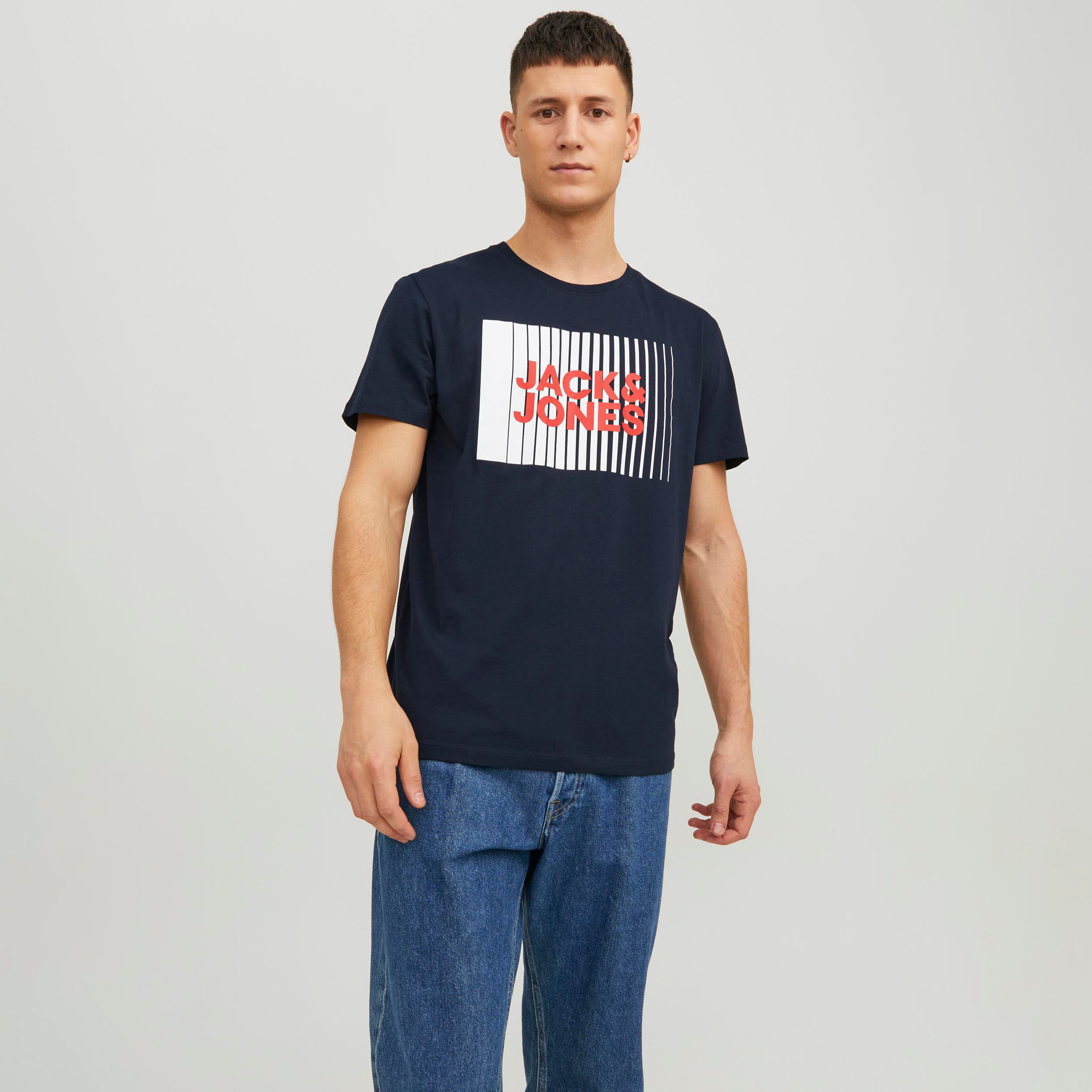 تي شيرت من جاك آند جونز مع شعار بأكمام قصيرة و ياقة مستديرة-men-clothing-tshirtsandpolos-tshirts-image-9