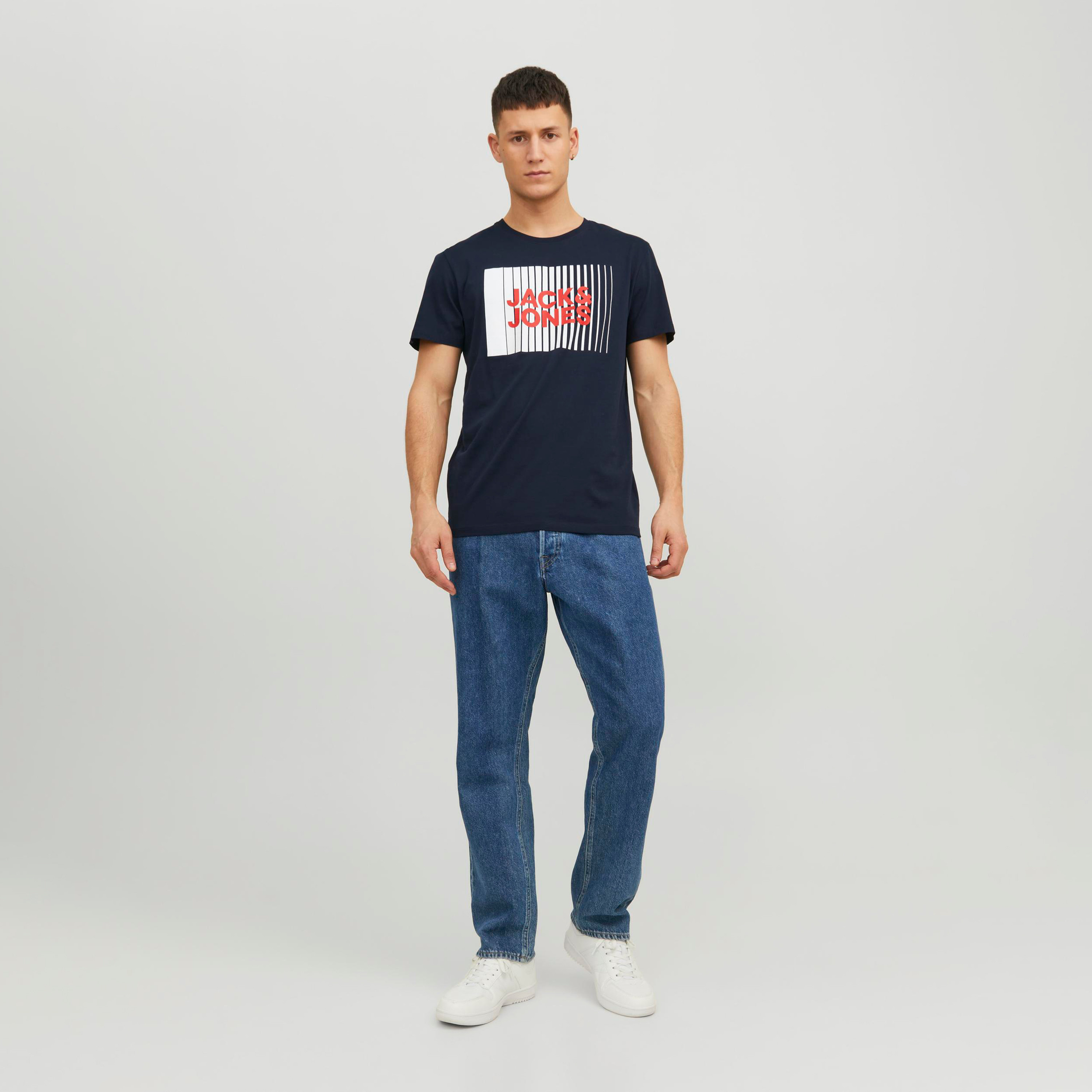 تي شيرت من جاك آند جونز مع شعار بأكمام قصيرة و ياقة مستديرة-men-clothing-tshirtsandpolos-tshirts-image-10