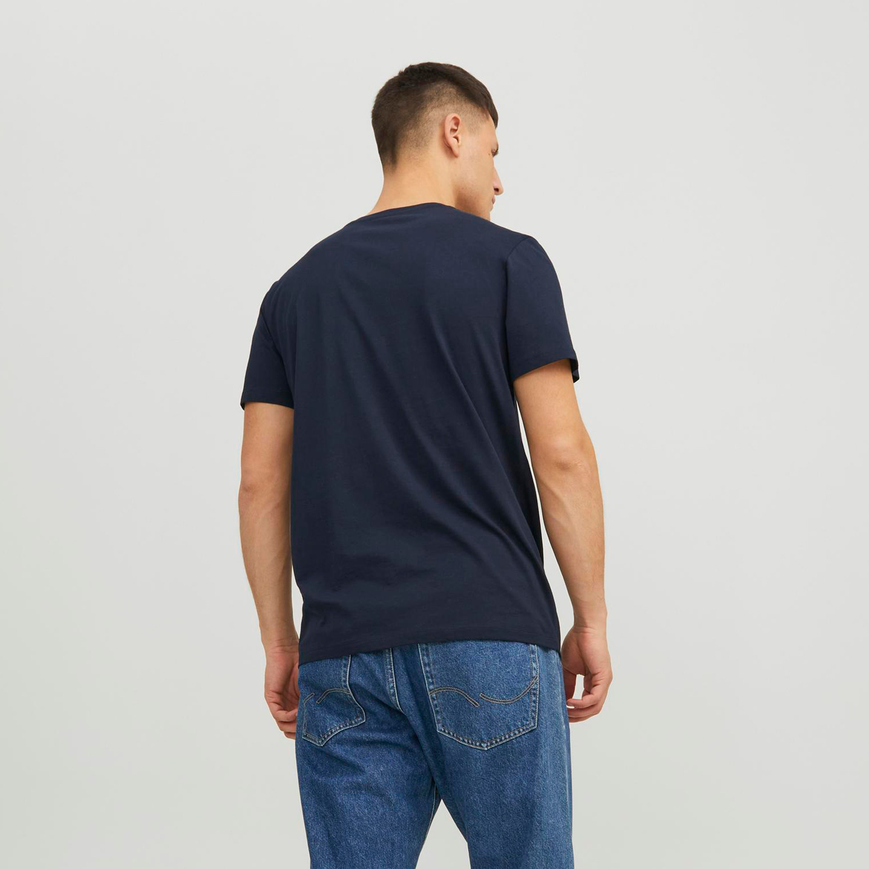 تي شيرت من جاك آند جونز مع شعار بأكمام قصيرة و ياقة مستديرة-men-clothing-tshirtsandpolos-tshirts-image-12