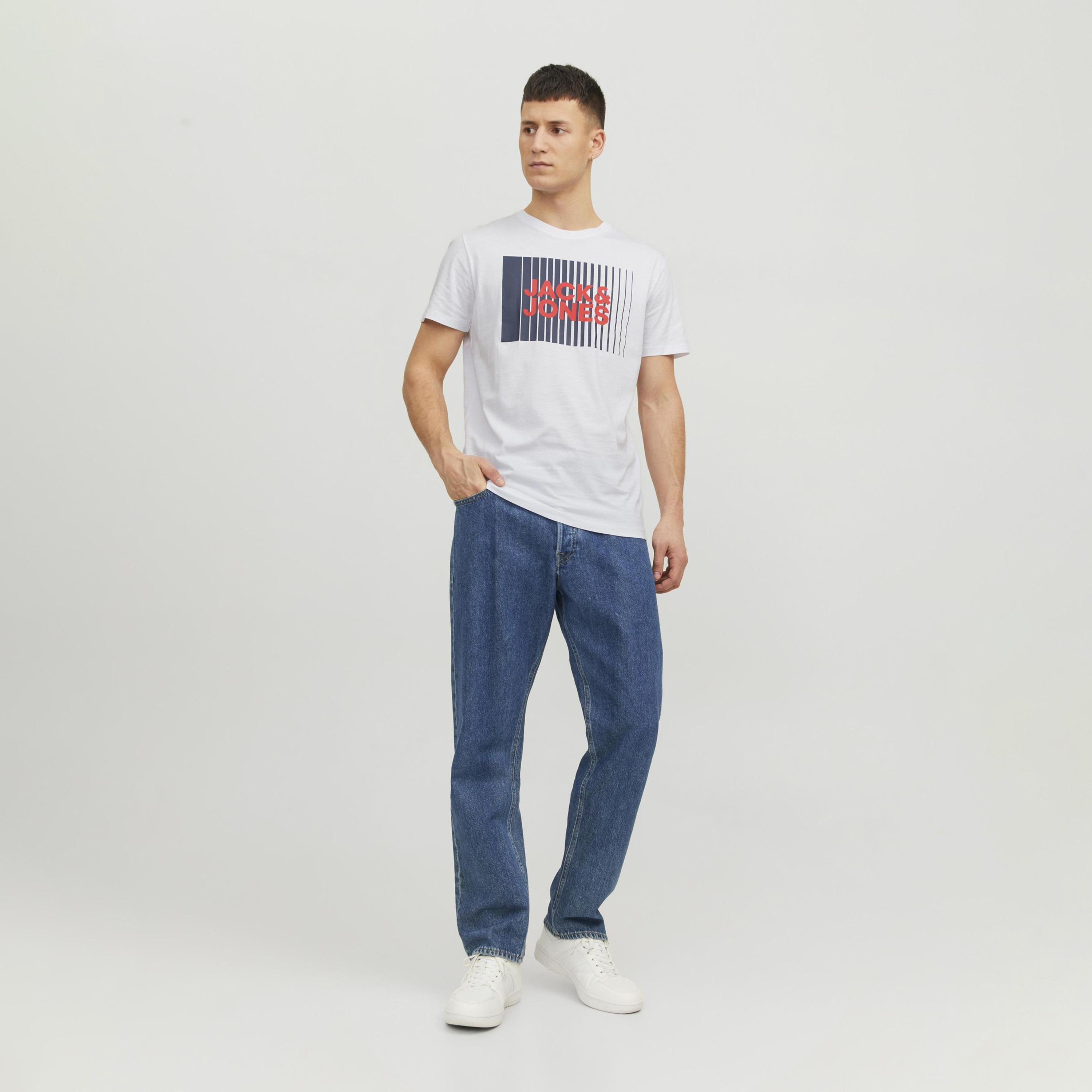 تي شيرت من جاك آند جونز مع شعار بأكمام قصيرة و ياقة مستديرة-men-clothing-tshirtsandpolos-tshirts-image-26