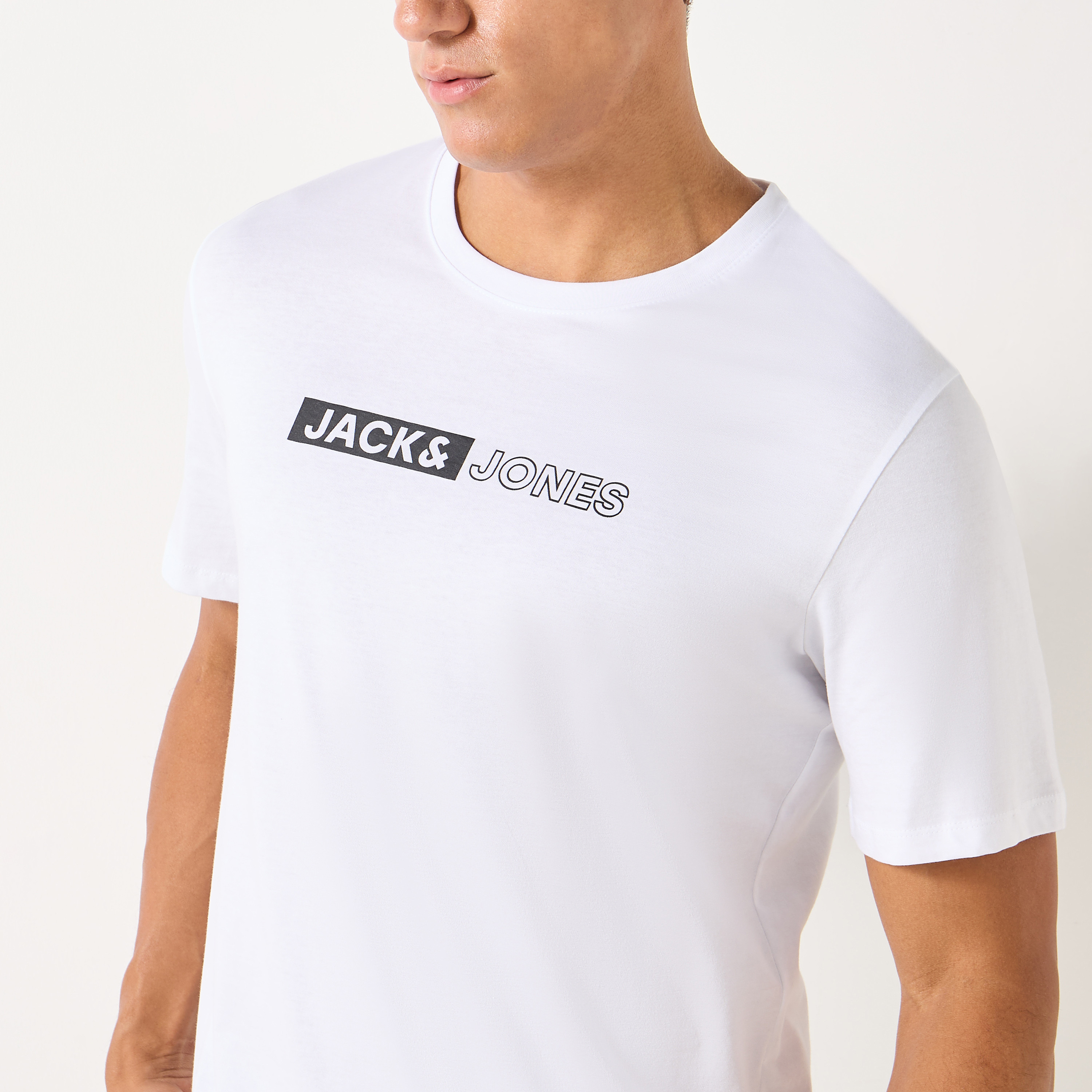 تي شيرت من جاك آند جونز مع شعار بأكمام قصيرة و ياقة مستديرة-men-clothing-tshirtsandpolos-tshirts-image-4