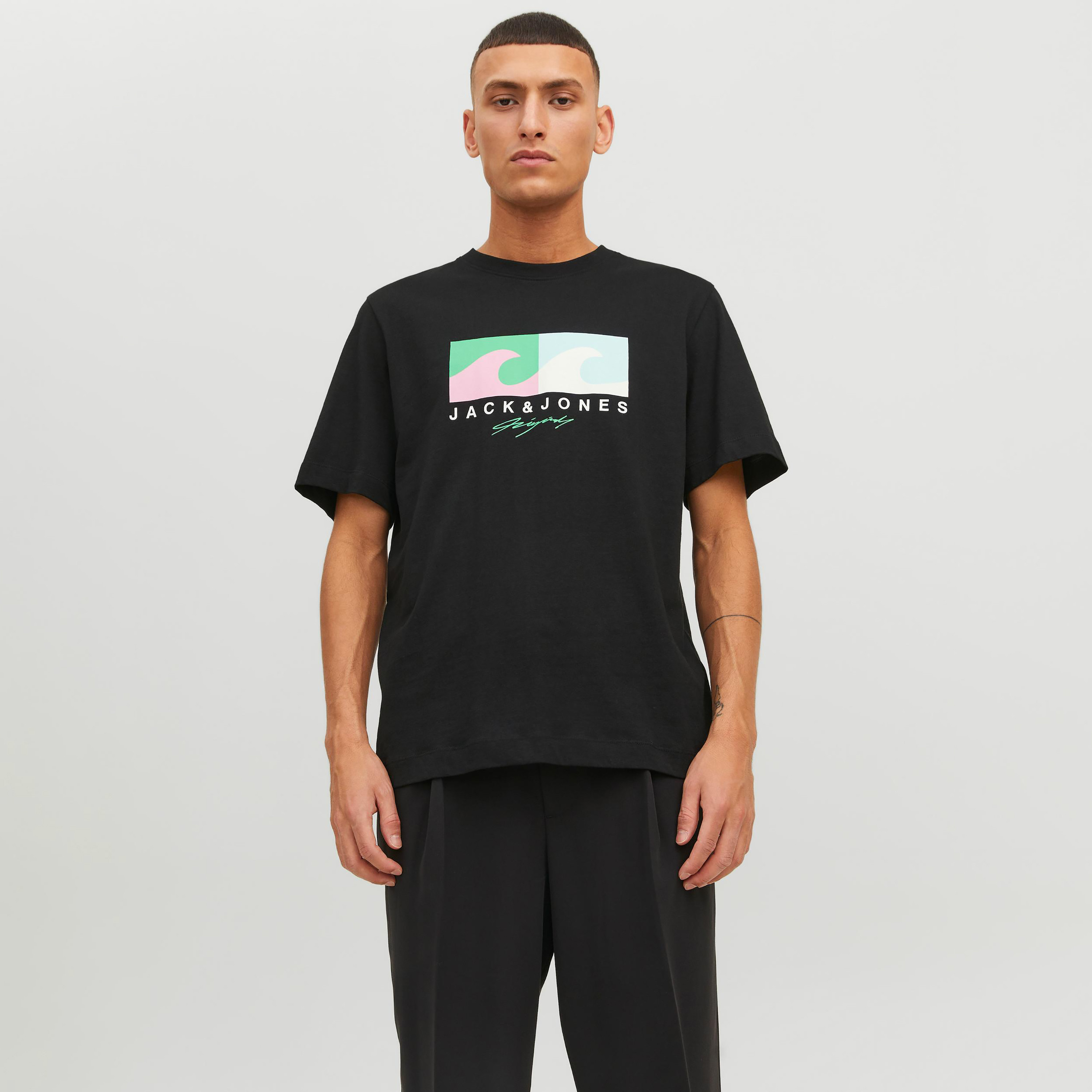  تي شيرت من جاك آند جونز مع شعار بأكمام قصيرة و ياقة مستديرة-men-clothing-tshirtsandpolos-tshirts-image-13