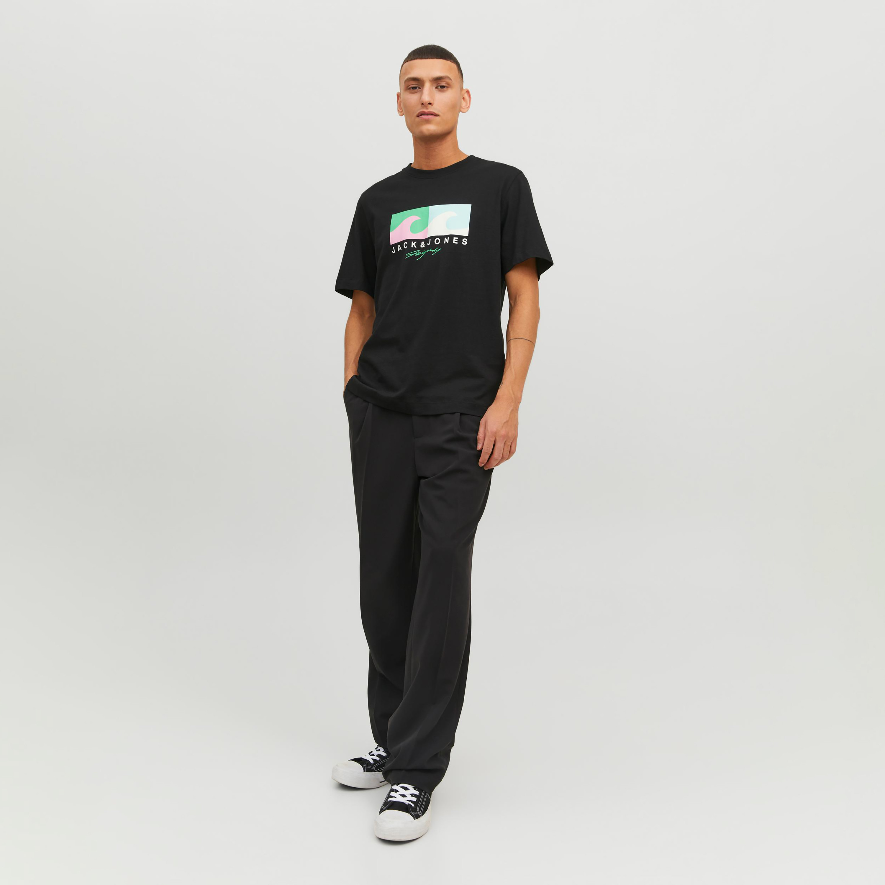  تي شيرت من جاك آند جونز مع شعار بأكمام قصيرة و ياقة مستديرة-men-clothing-tshirtsandpolos-tshirts-image-14
