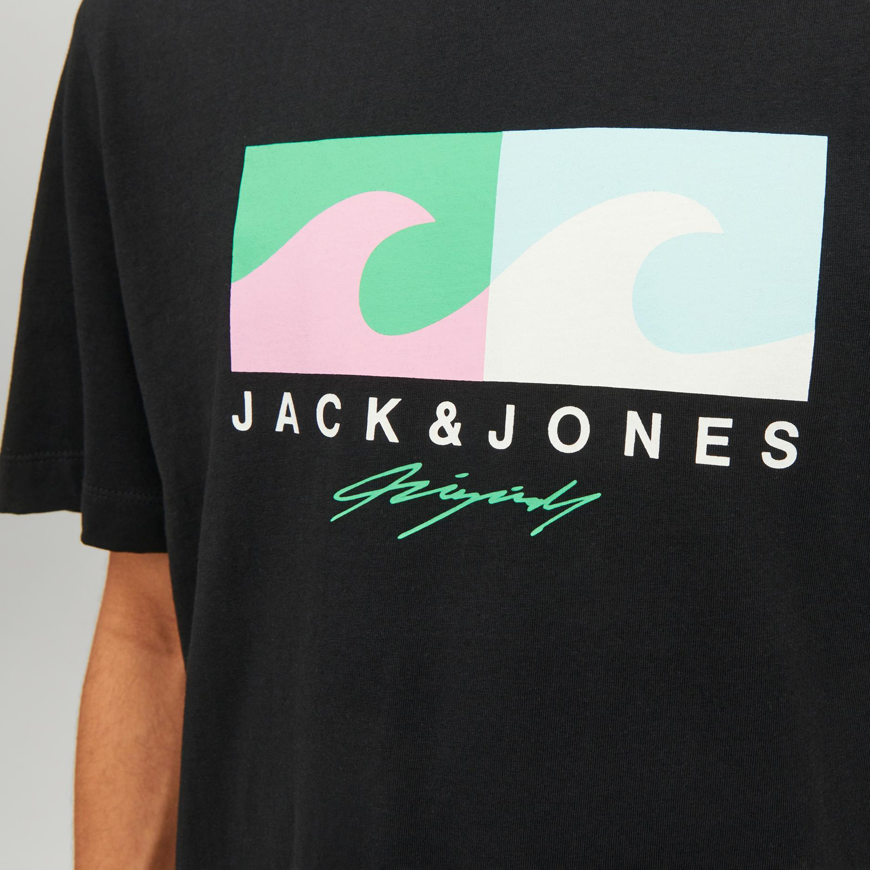 تي شيرت من جاك آند جونز مع شعار بأكمام قصيرة و ياقة مستديرة-men-clothing-tshirtsandpolos-tshirts-image-15