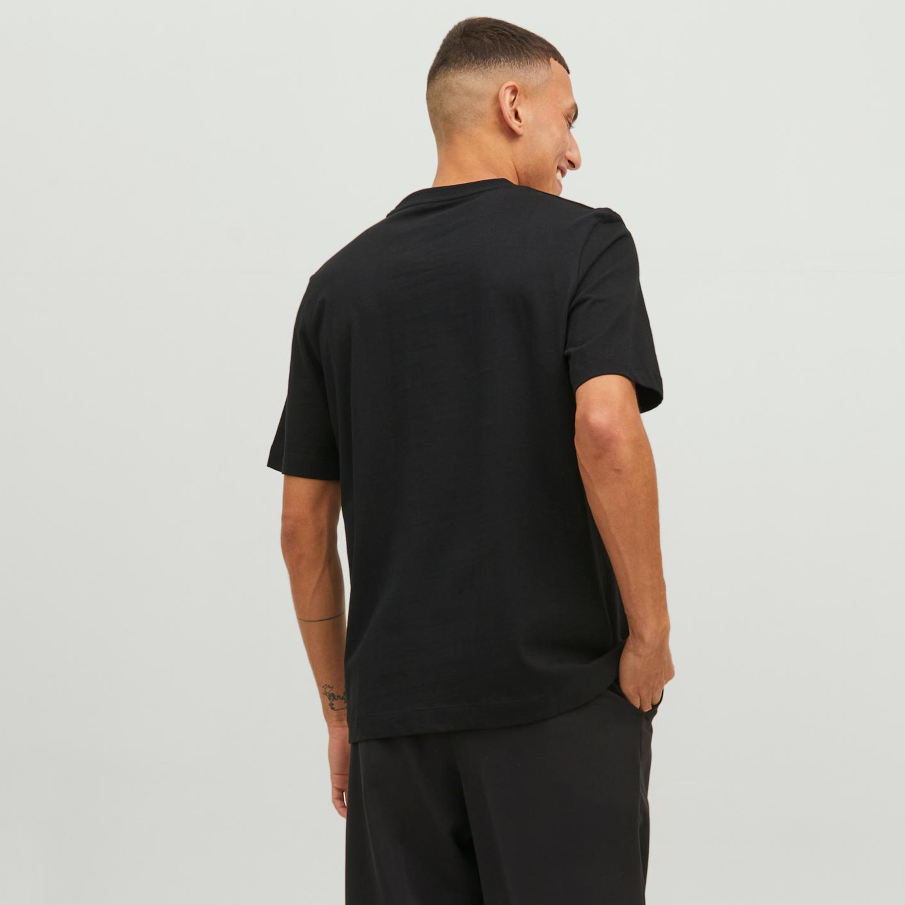  تي شيرت من جاك آند جونز مع شعار بأكمام قصيرة و ياقة مستديرة-men-clothing-tshirtsandpolos-tshirts-image-16