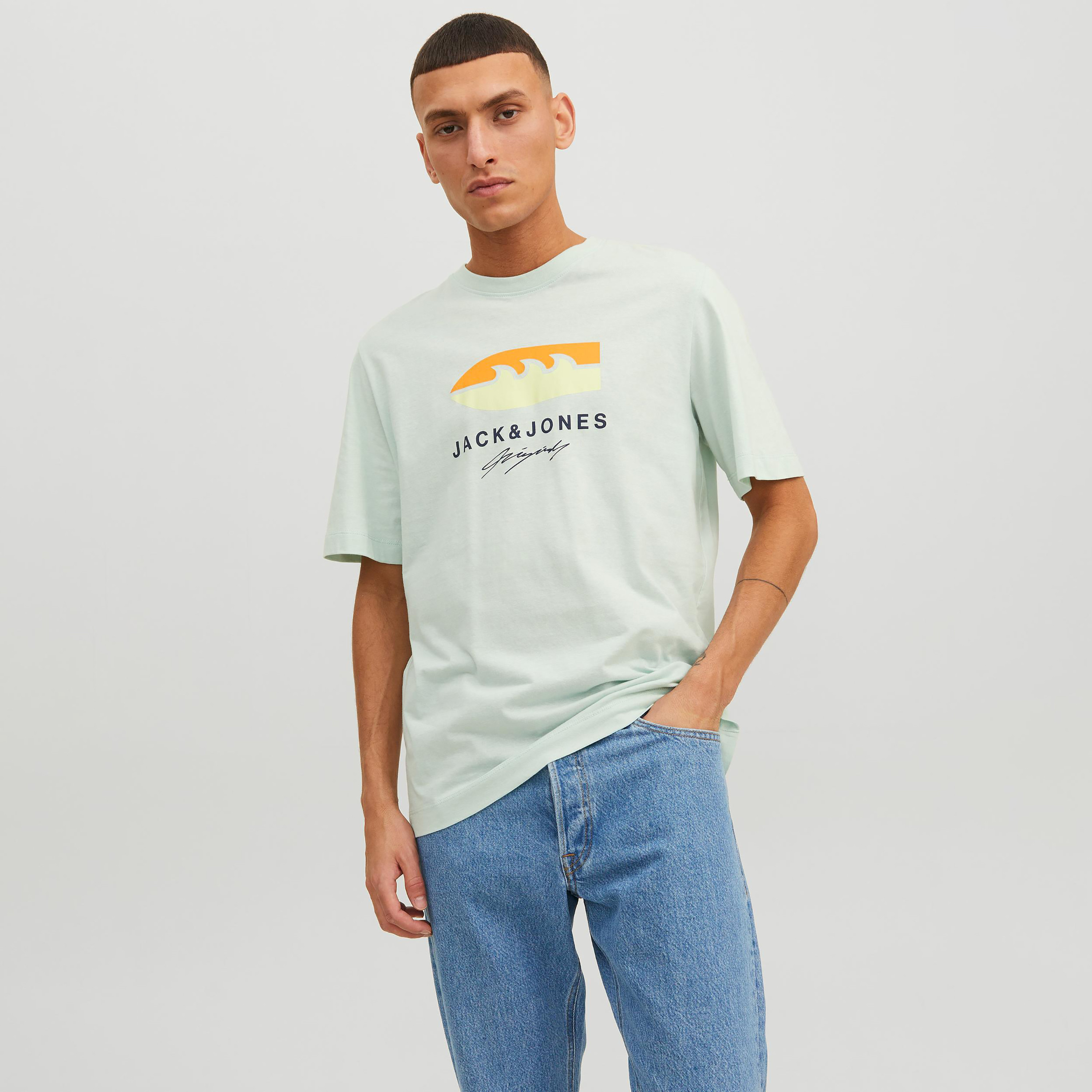  تي شيرت من جاك آند جونز مع شعار بأكمام قصيرة و ياقة مستديرة-men-clothing-tshirtsandpolos-tshirts-image-5