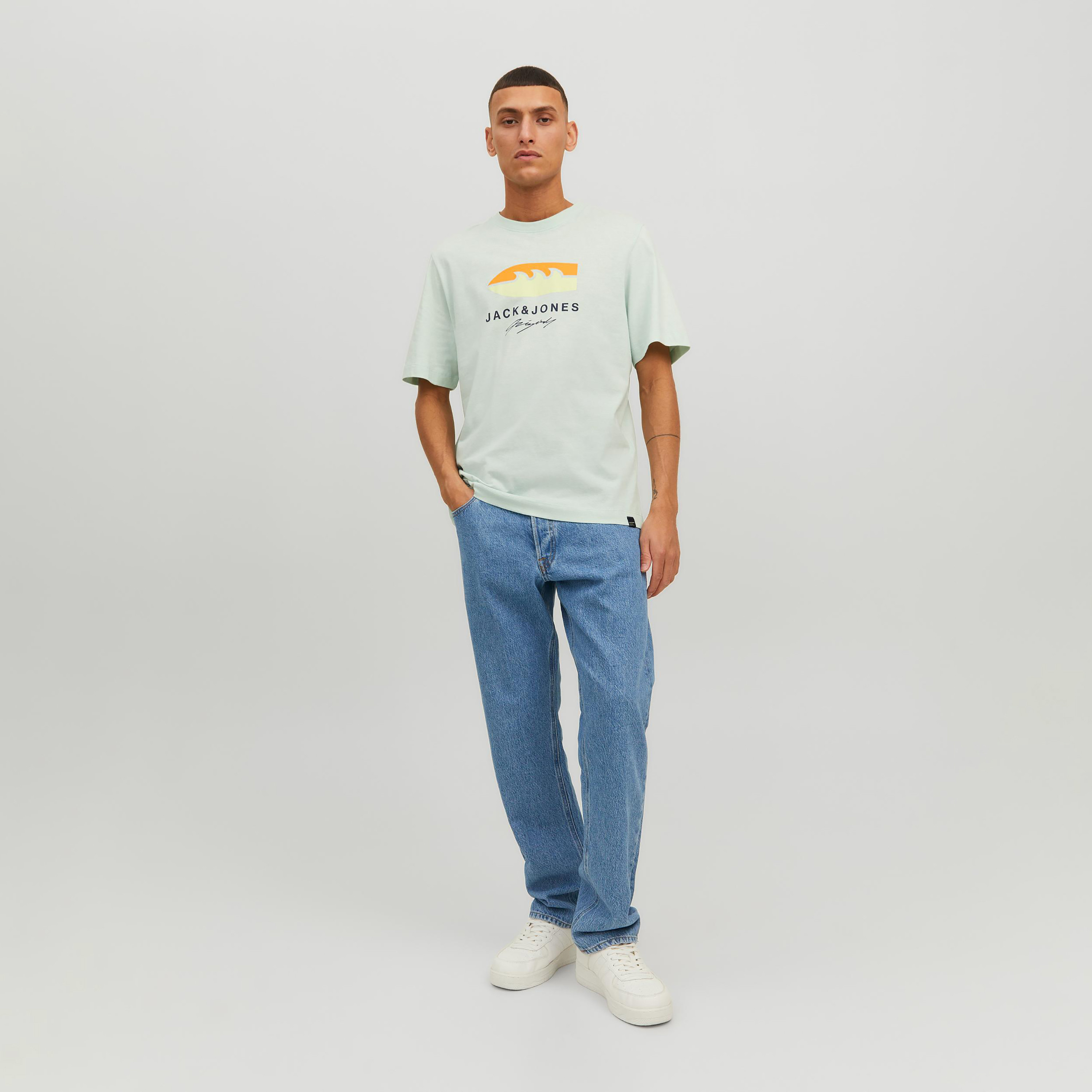  تي شيرت من جاك آند جونز مع شعار بأكمام قصيرة و ياقة مستديرة-men-clothing-tshirtsandpolos-tshirts-image-6