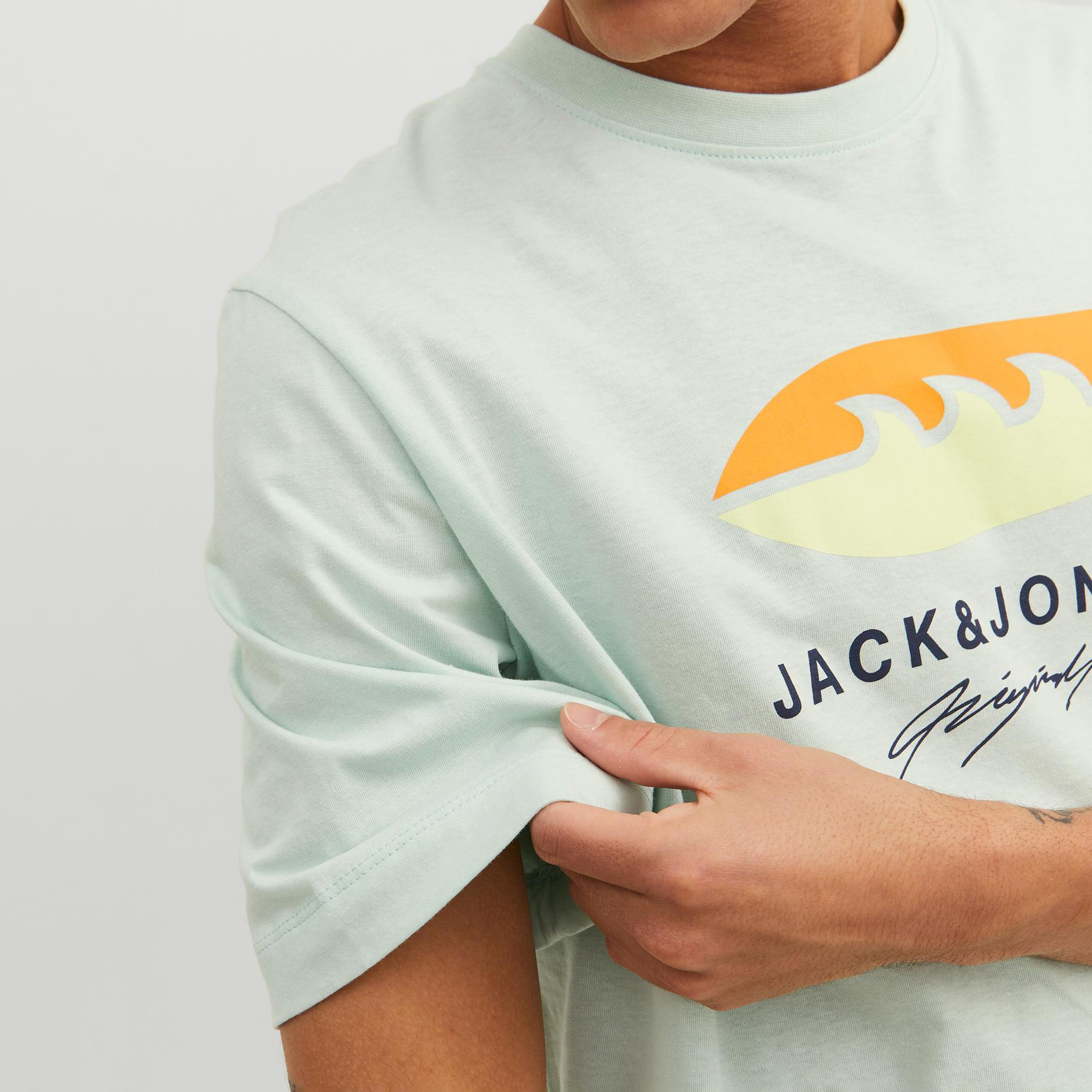  تي شيرت من جاك آند جونز مع شعار بأكمام قصيرة و ياقة مستديرة-men-clothing-tshirtsandpolos-tshirts-image-7