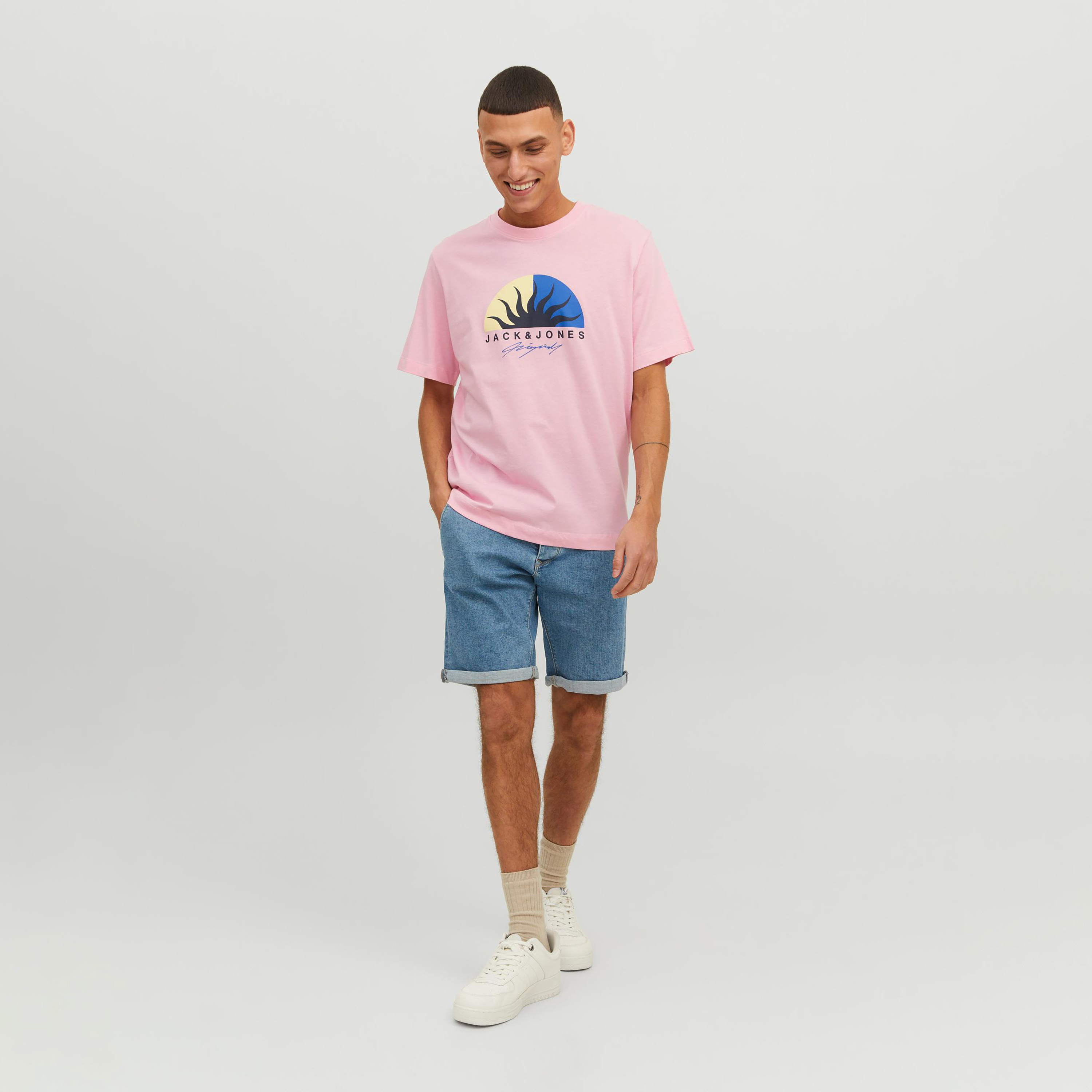  تي شيرت من جاك آند جونز مع شعار بأكمام قصيرة و ياقة مستديرة-men-clothing-tshirtsandpolos-tshirts-image-10