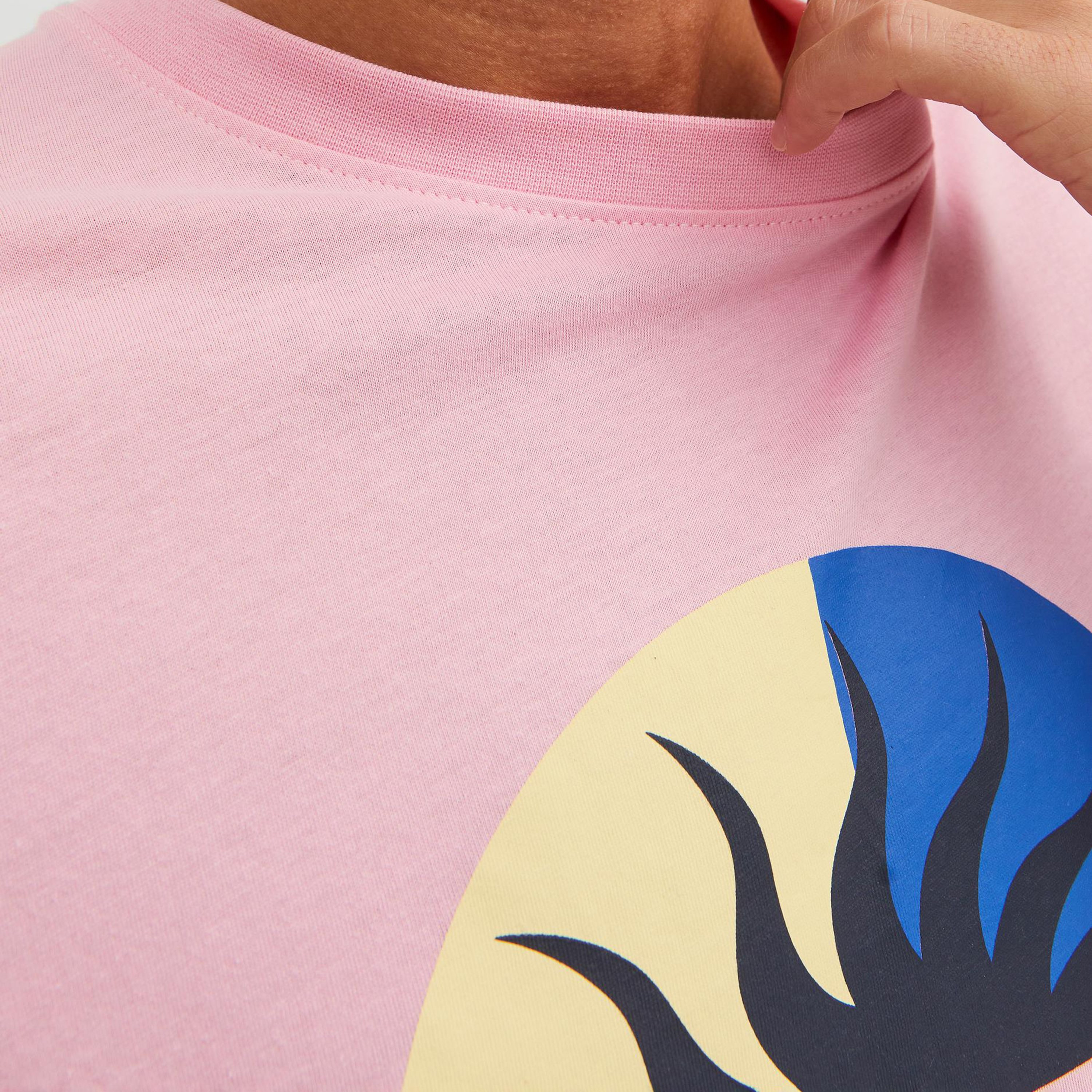  تي شيرت من جاك آند جونز مع شعار بأكمام قصيرة و ياقة مستديرة-men-clothing-tshirtsandpolos-tshirts-image-11