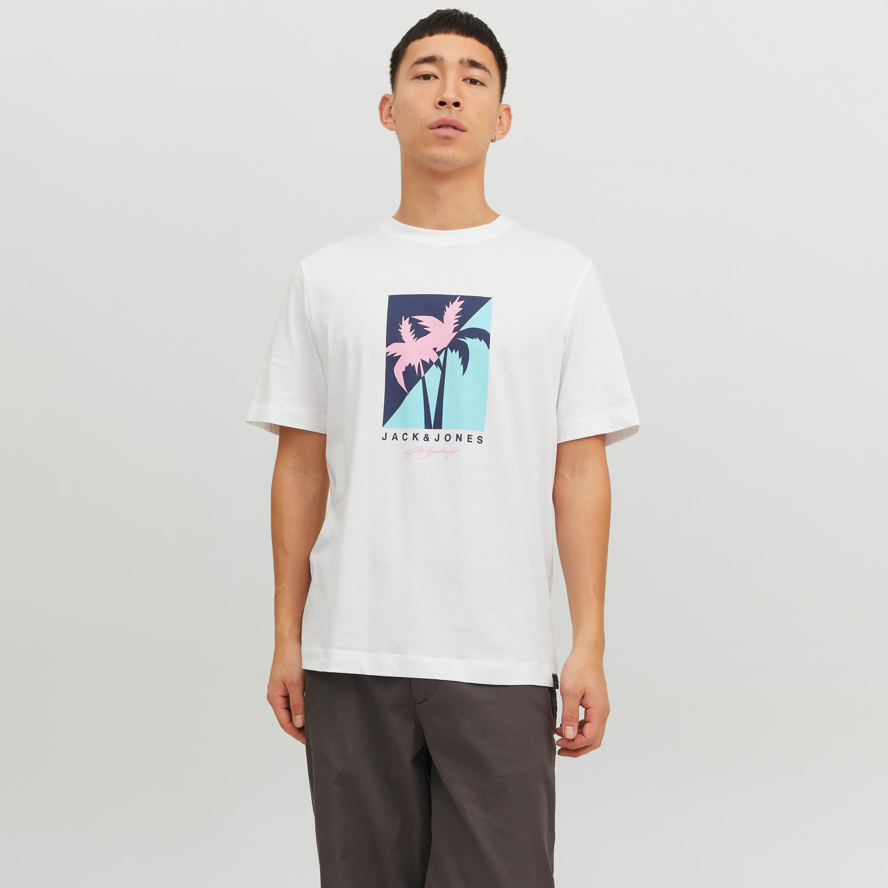  تي شيرت من جاك آند جونز مع شعار بأكمام قصيرة و ياقة مستديرة-men-clothing-tshirtsandpolos-tshirts-image-1
