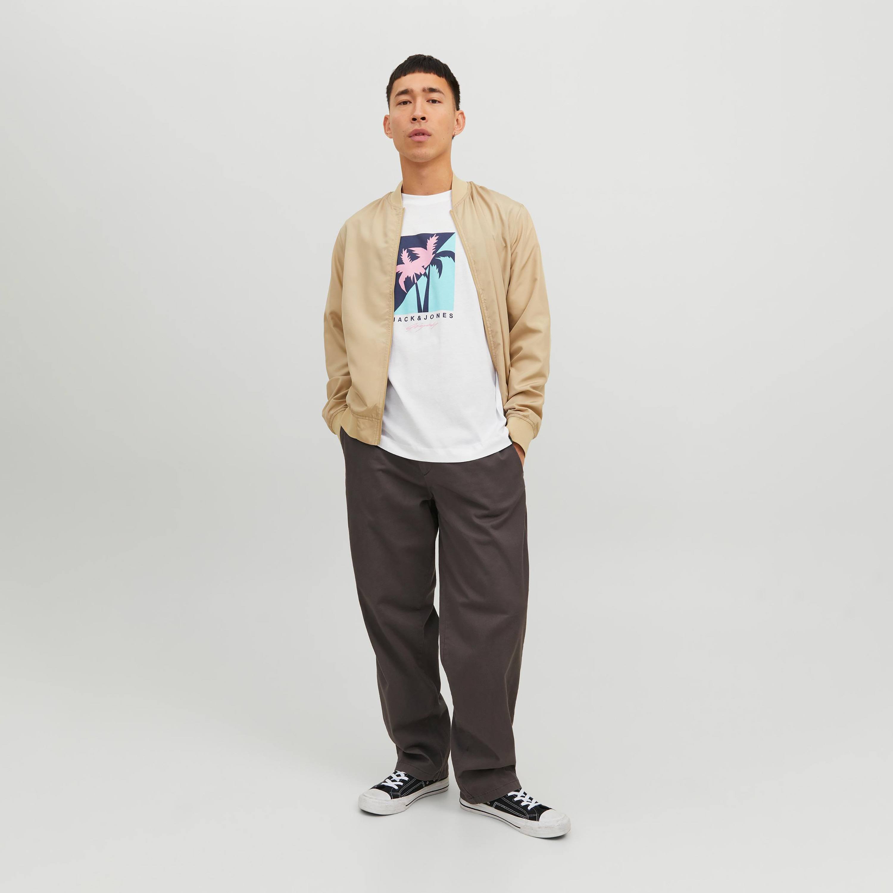  تي شيرت من جاك آند جونز مع شعار بأكمام قصيرة و ياقة مستديرة-men-clothing-tshirtsandpolos-tshirts-image-2