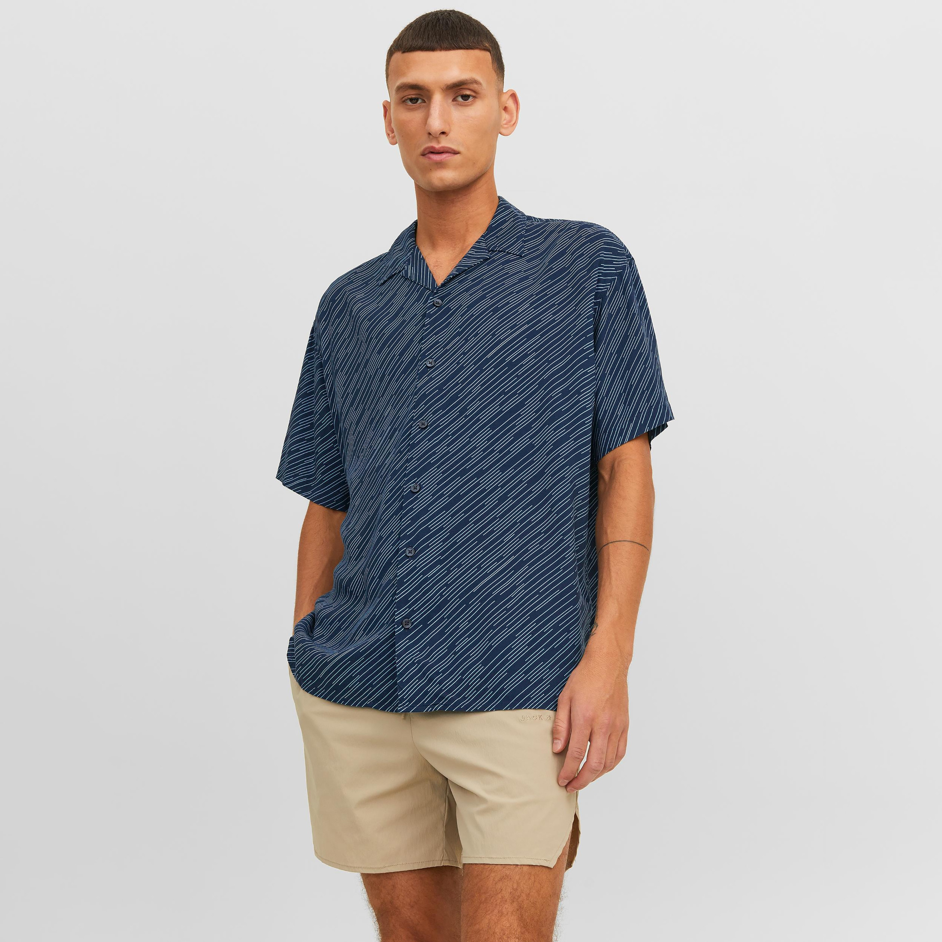 قميص كاجوال من جاك آند جونز بياقة كوبية وأكمام قصيرة مع تائي ايند دائي -men-clothing-shirts-image-5