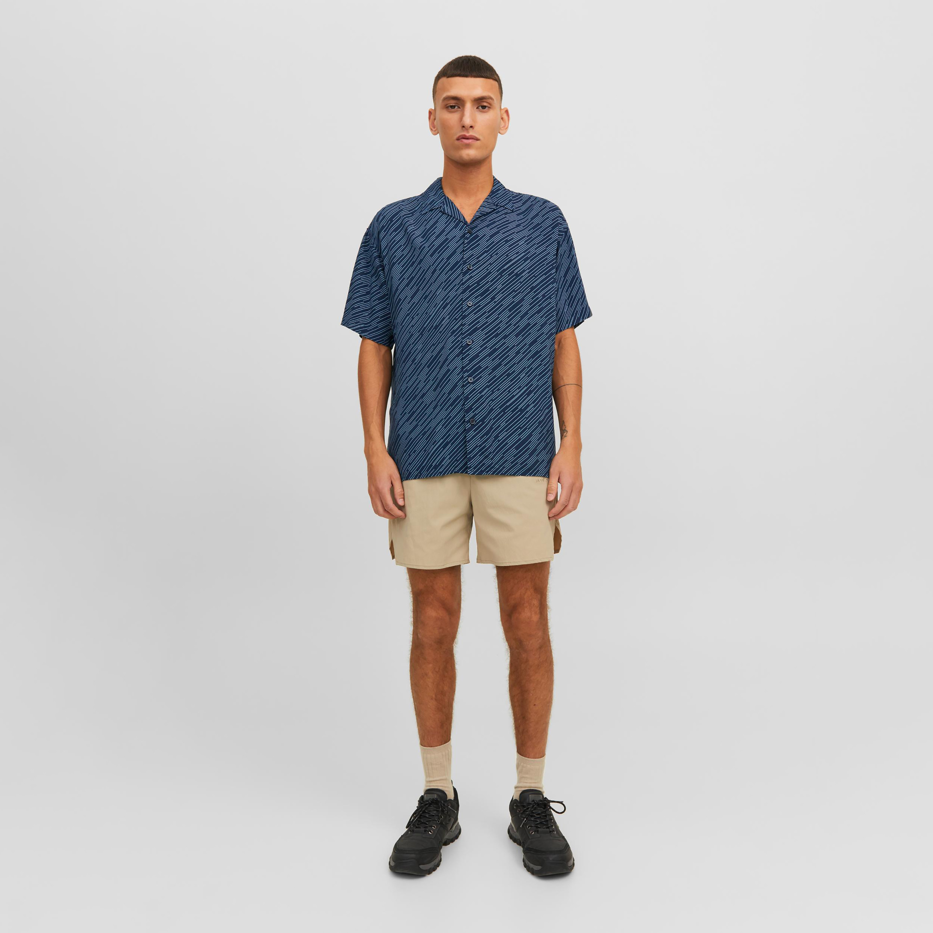 قميص كاجوال من جاك آند جونز بياقة كوبية وأكمام قصيرة مع تائي ايند دائي -men-clothing-shirts-image-6