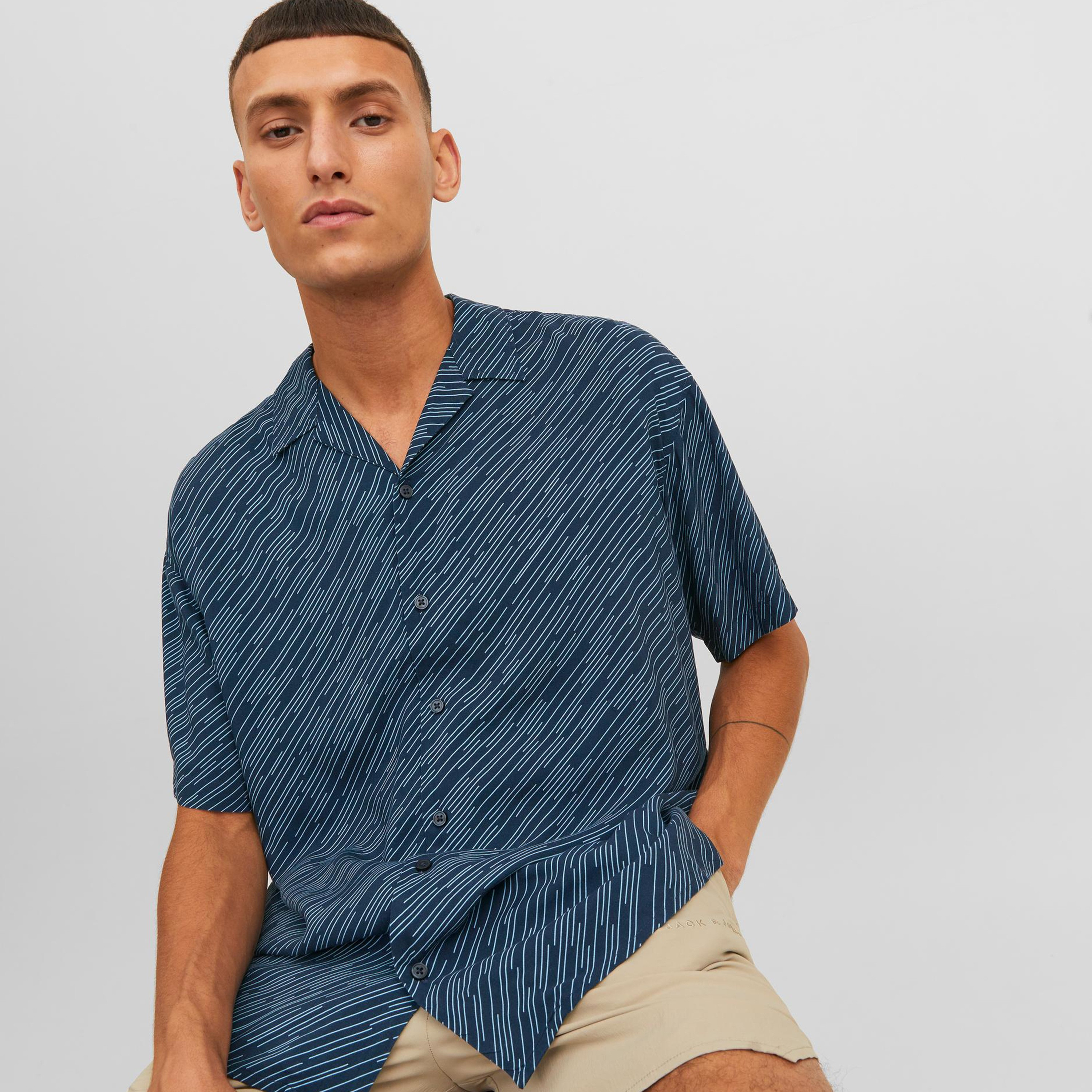 قميص كاجوال من جاك آند جونز بياقة كوبية وأكمام قصيرة مع تائي ايند دائي -men-clothing-shirts-image-7