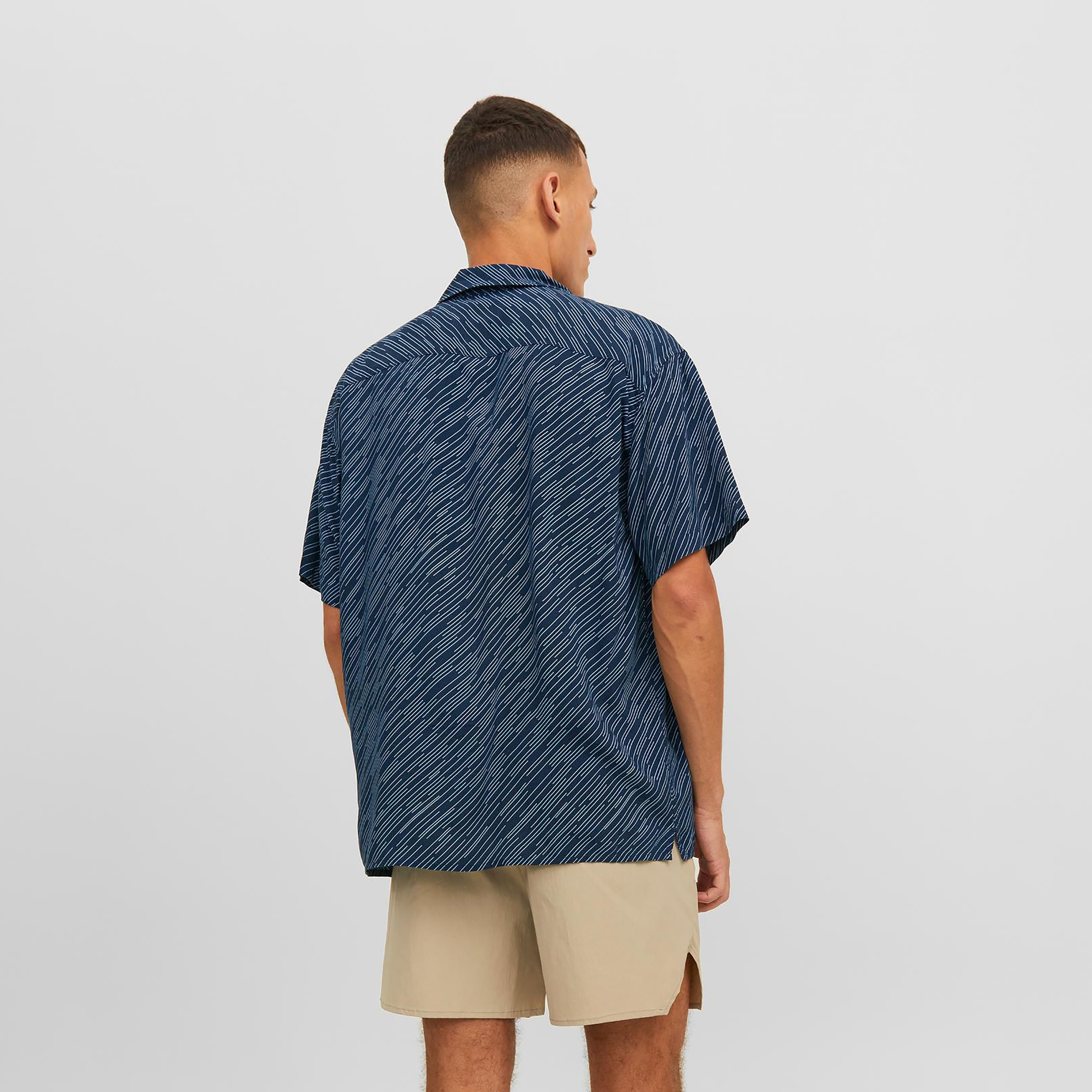 قميص كاجوال من جاك آند جونز بياقة كوبية وأكمام قصيرة مع تائي ايند دائي -men-clothing-shirts-image-8