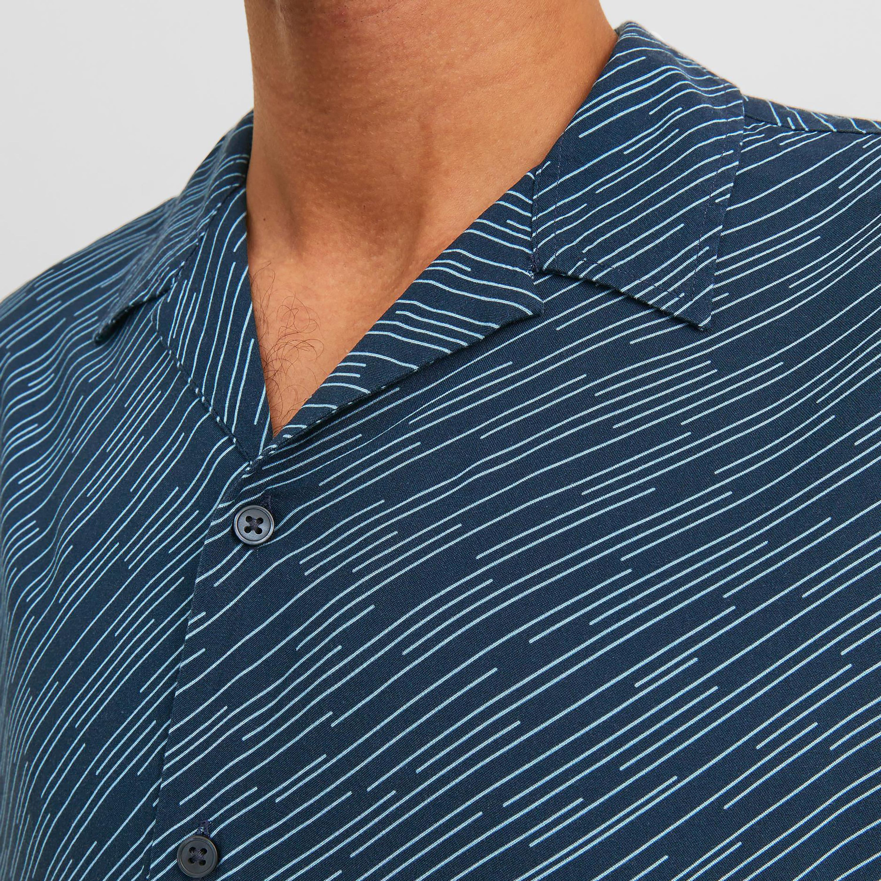قميص كاجوال من جاك آند جونز بياقة كوبية وأكمام قصيرة مع تائي ايند دائي -men-clothing-shirts-image-9