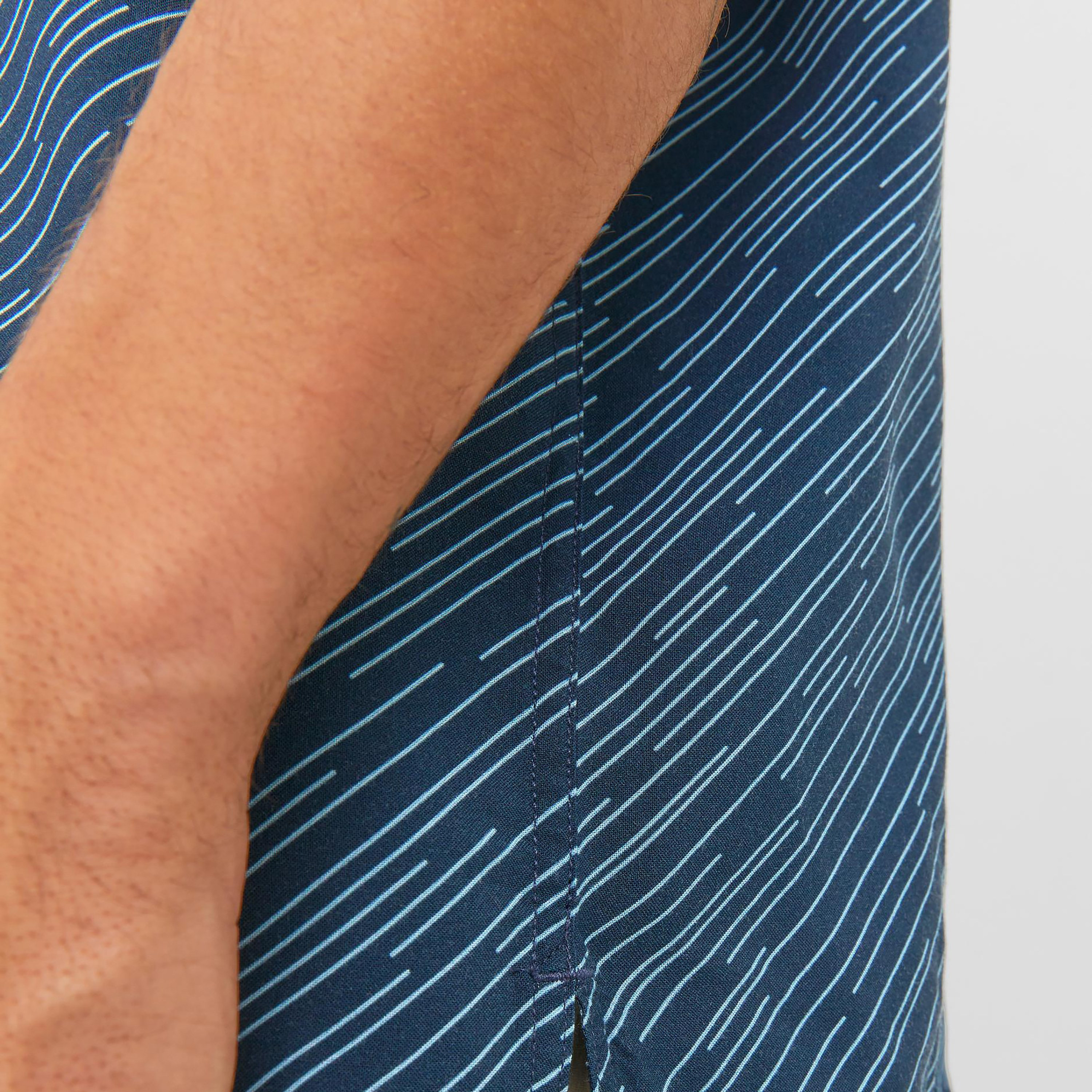 قميص كاجوال من جاك آند جونز بياقة كوبية وأكمام قصيرة مع تائي ايند دائي -men-clothing-shirts-image-10