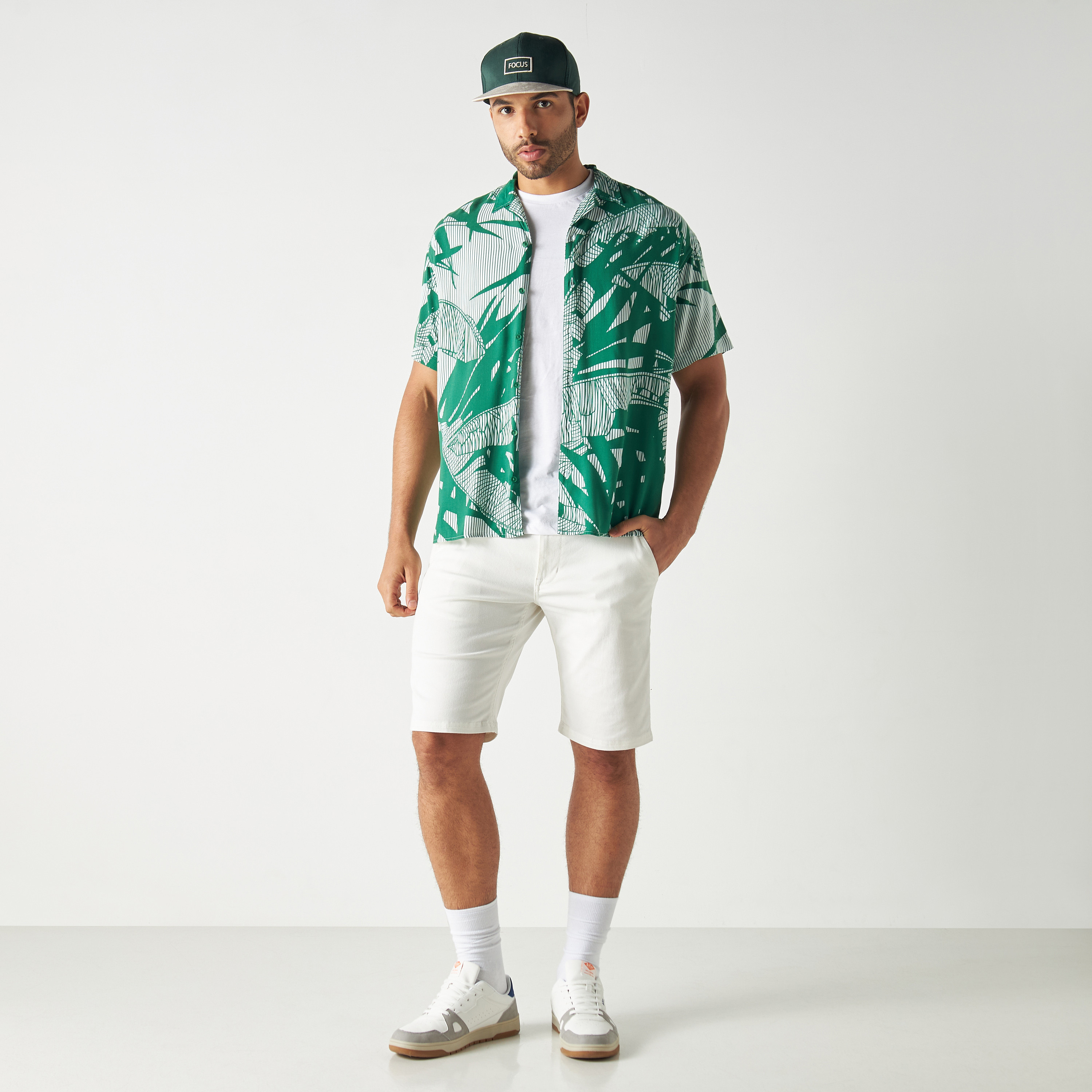 قميص كاجوال من جاك آند جونز بياقة كوبية وأكمام قصيرة مع تائي ايند دائي -men-clothing-shirts-image-22