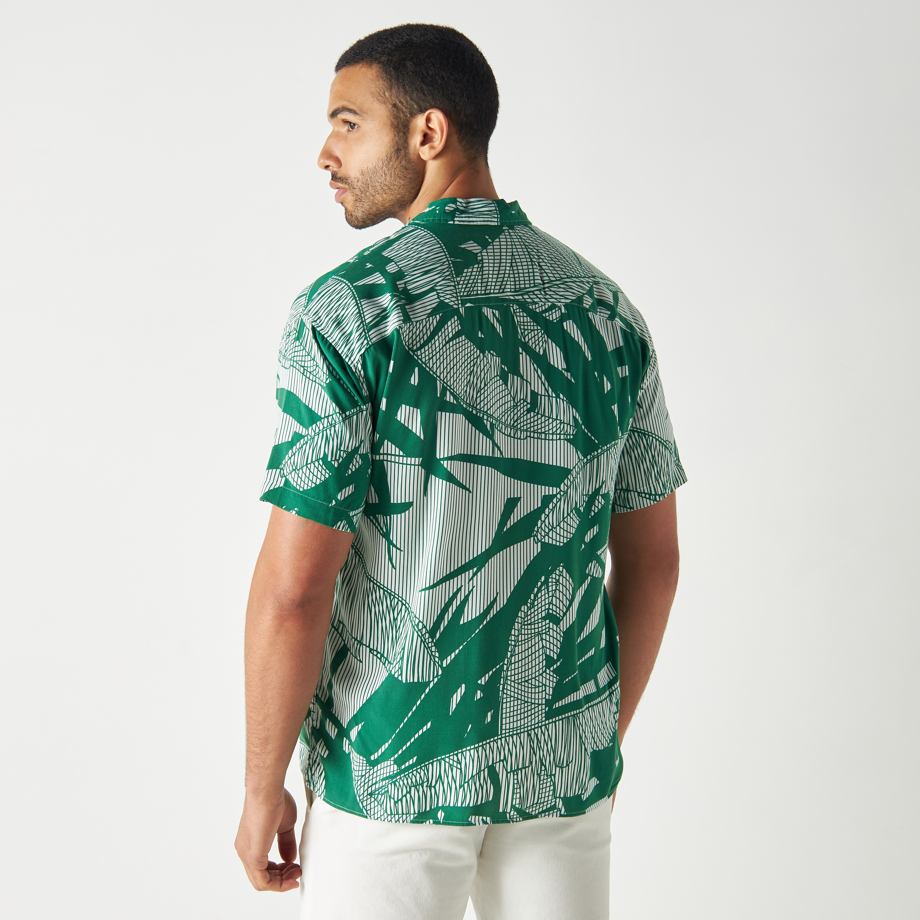 قميص كاجوال من جاك آند جونز بياقة كوبية وأكمام قصيرة مع تائي ايند دائي -men-clothing-shirts-image-23