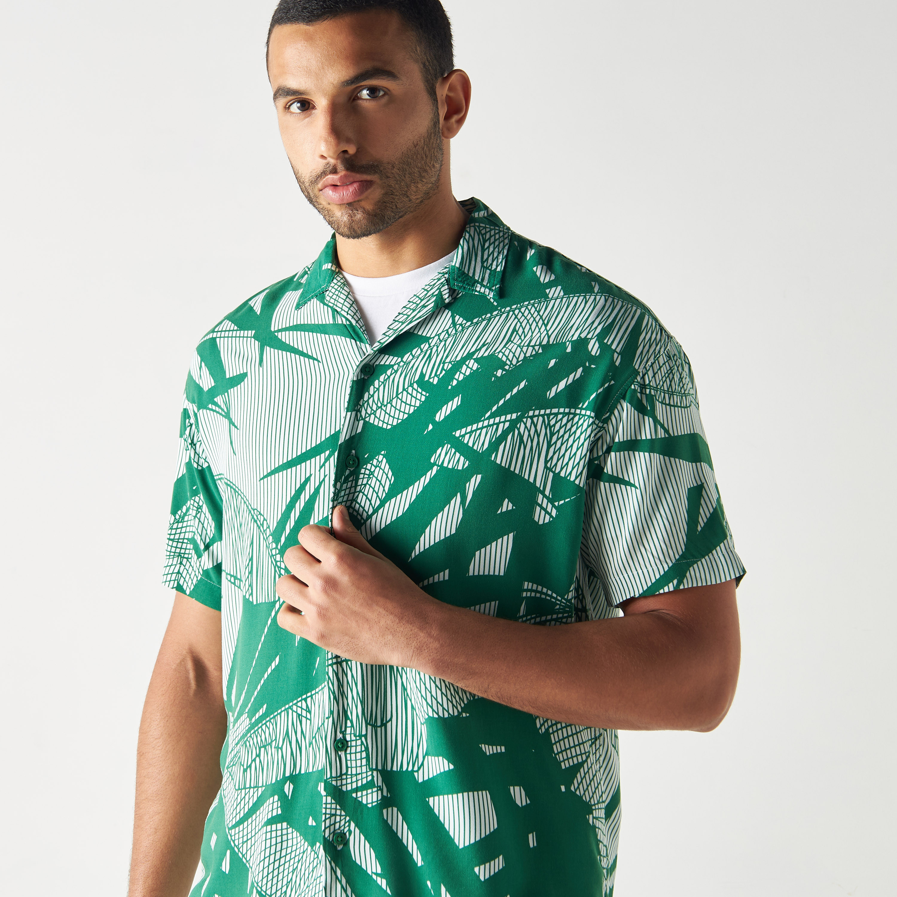 قميص كاجوال من جاك آند جونز بياقة كوبية وأكمام قصيرة مع تائي ايند دائي -men-clothing-shirts-image-24