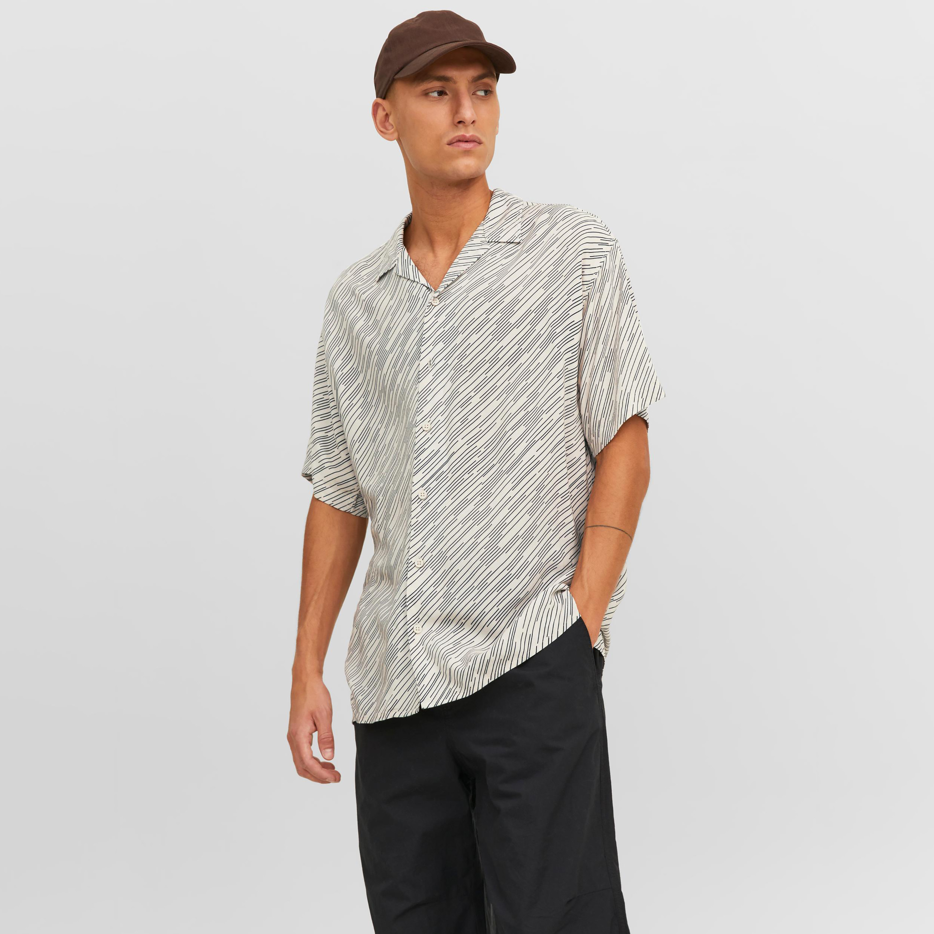 قميص كاجوال من جاك آند جونز بياقة كوبية وأكمام قصيرة مع تائي ايند دائي -men-clothing-shirts-image-11