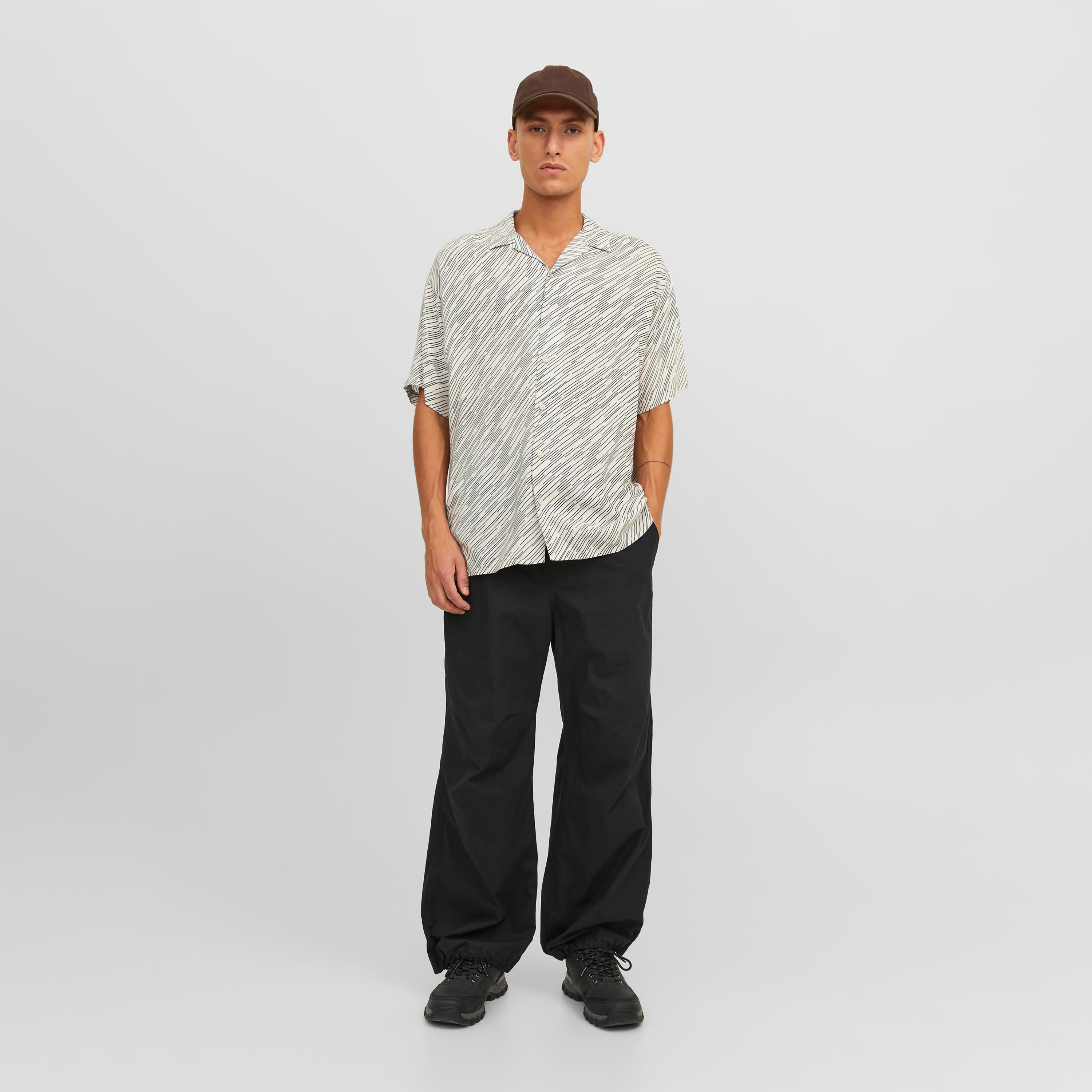 قميص كاجوال من جاك آند جونز بياقة كوبية وأكمام قصيرة مع تائي ايند دائي -men-clothing-shirts-image-12