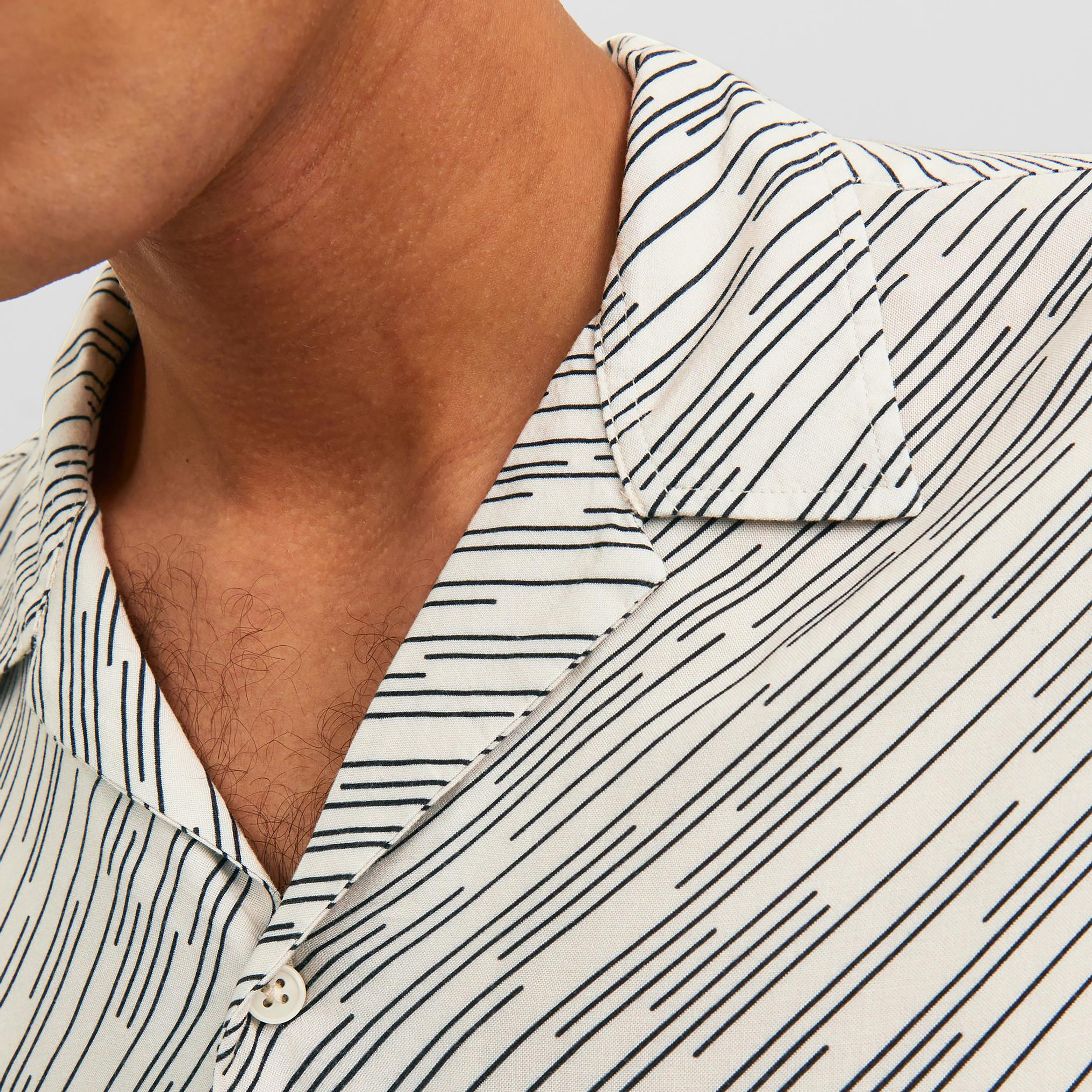قميص كاجوال من جاك آند جونز بياقة كوبية وأكمام قصيرة مع تائي ايند دائي -men-clothing-shirts-image-13