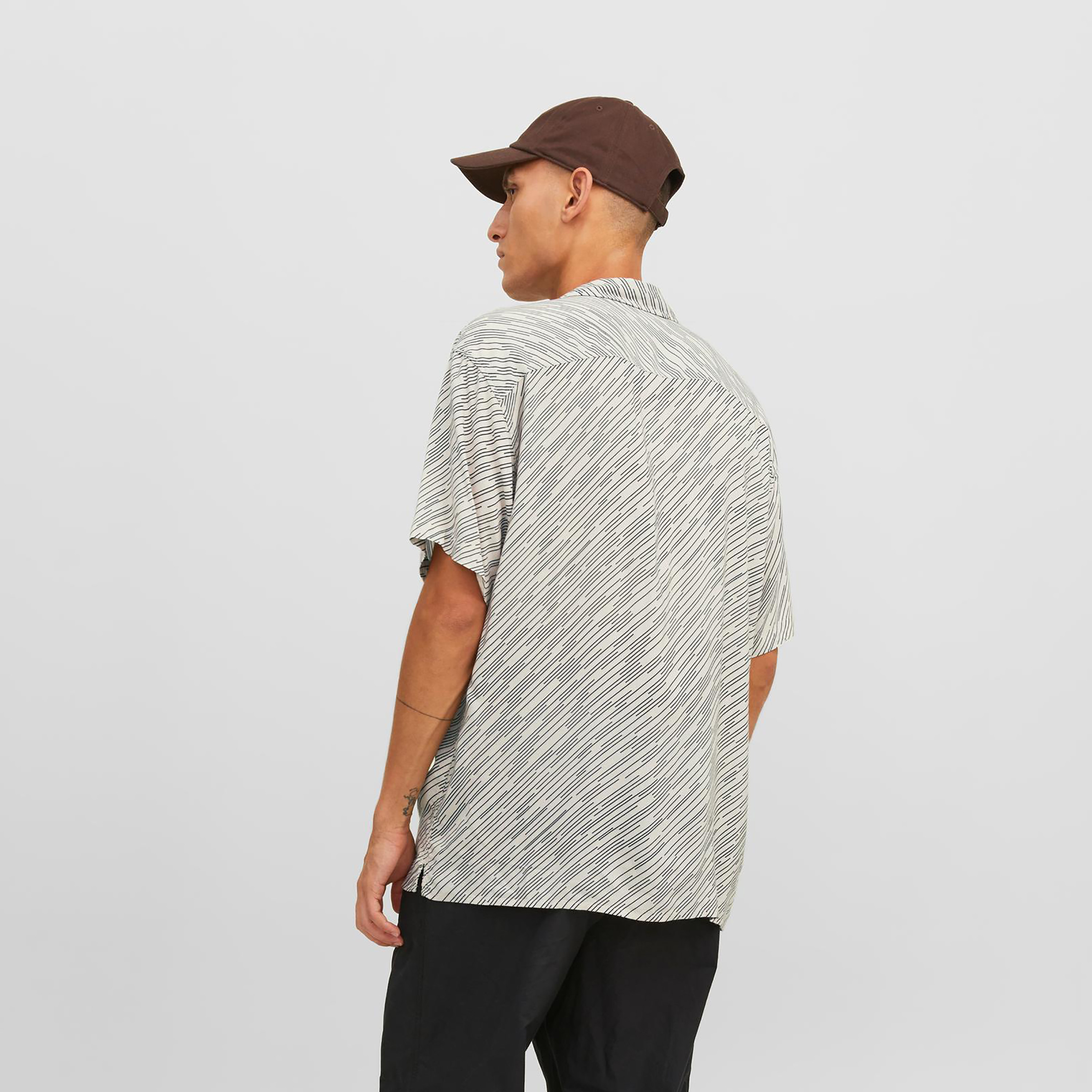 قميص كاجوال من جاك آند جونز بياقة كوبية وأكمام قصيرة مع تائي ايند دائي -men-clothing-shirts-image-14