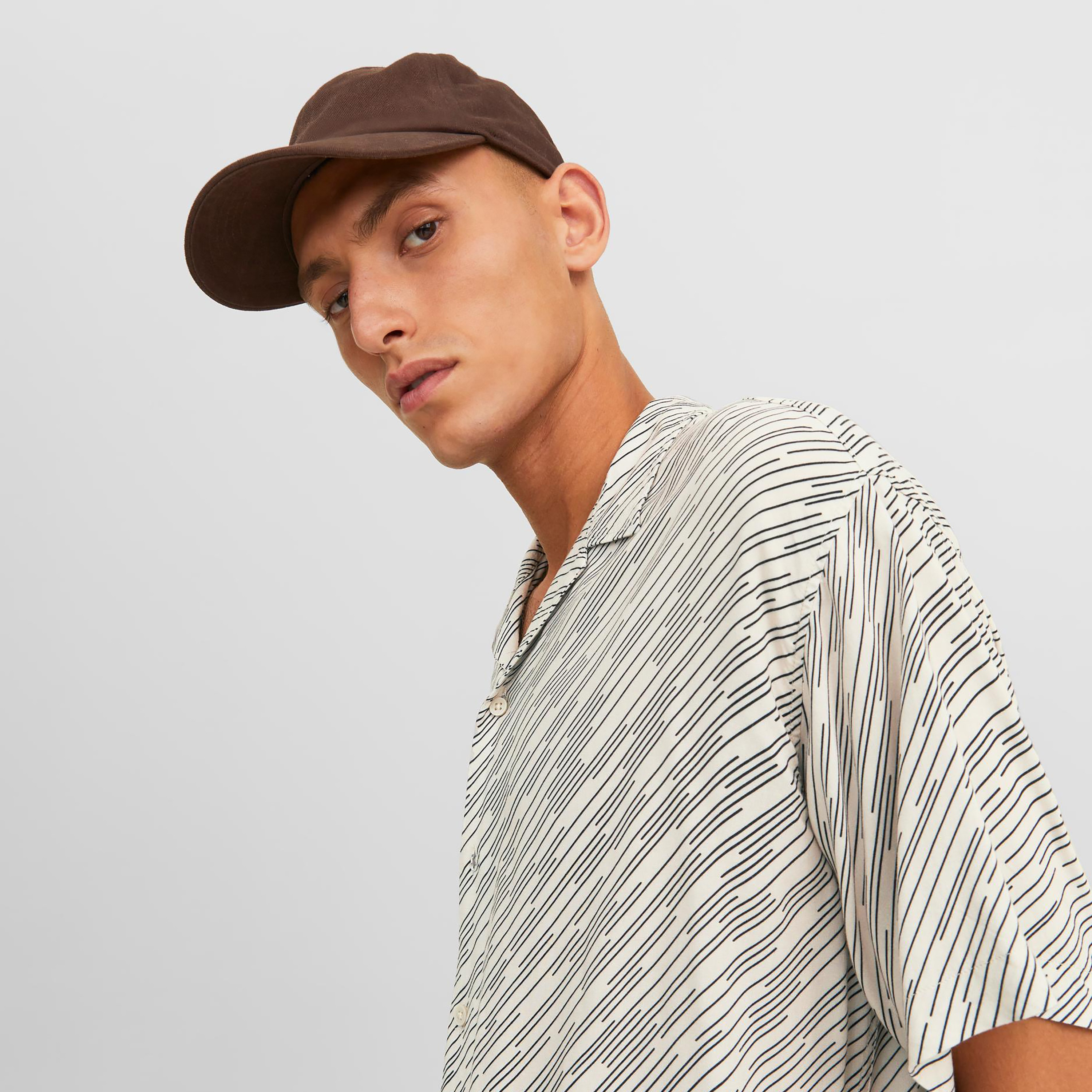 قميص كاجوال من جاك آند جونز بياقة كوبية وأكمام قصيرة مع تائي ايند دائي -men-clothing-shirts-image-15